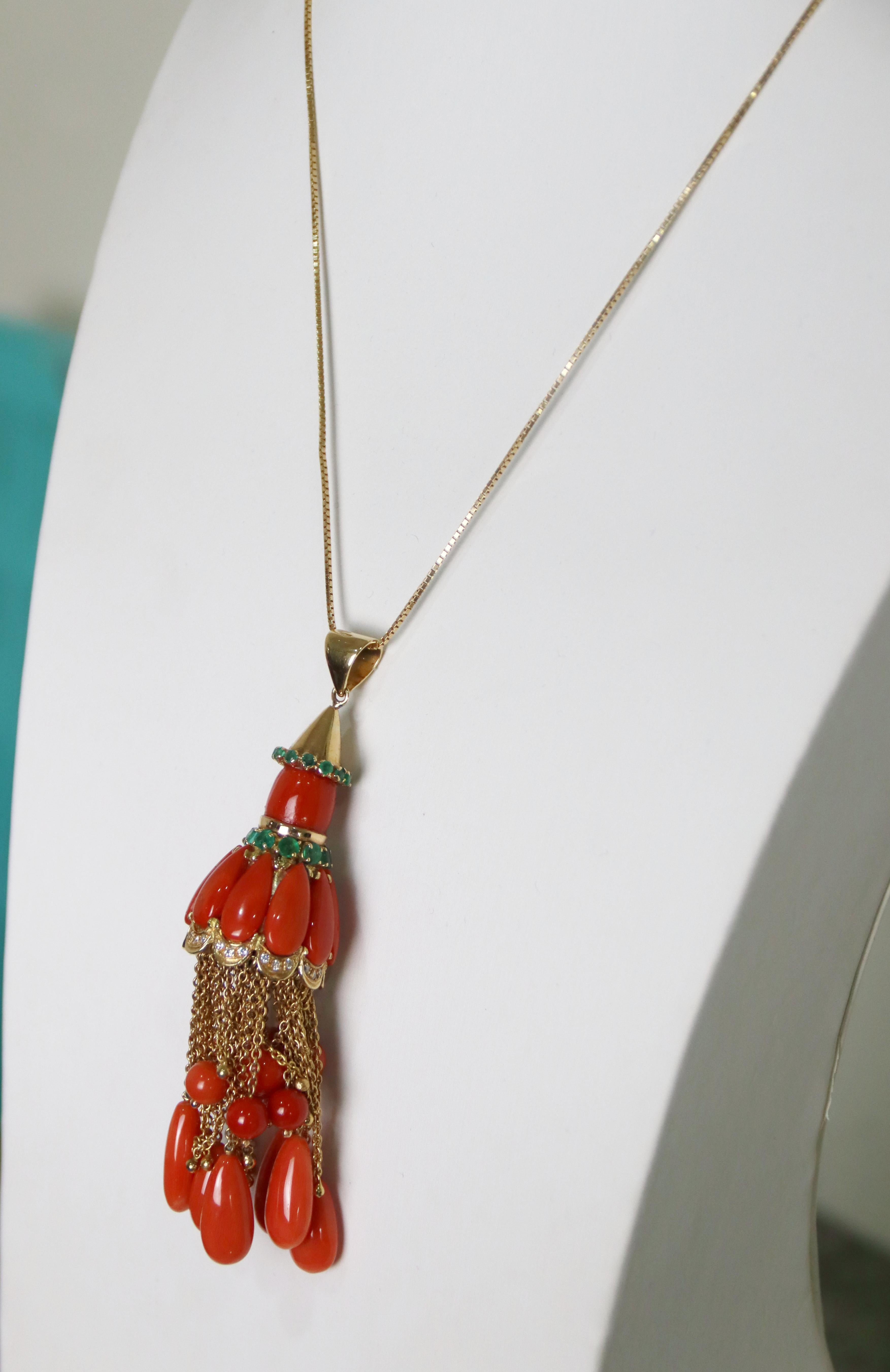 Collier pendentif en or jaune 18 carats corail émeraudes diamants en vente 5