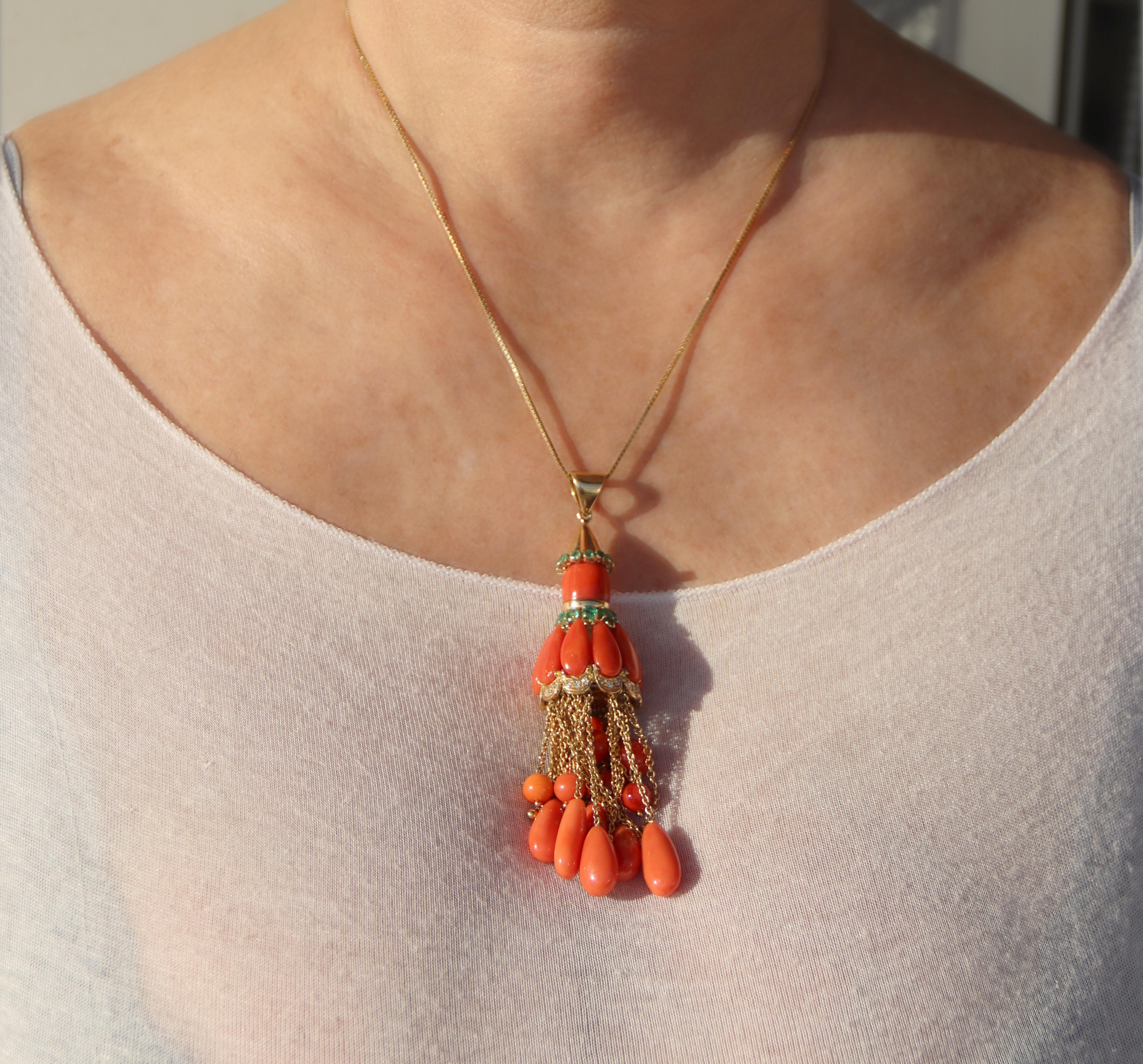 Collier pendentif en or jaune 18 carats corail émeraudes diamants en vente 6