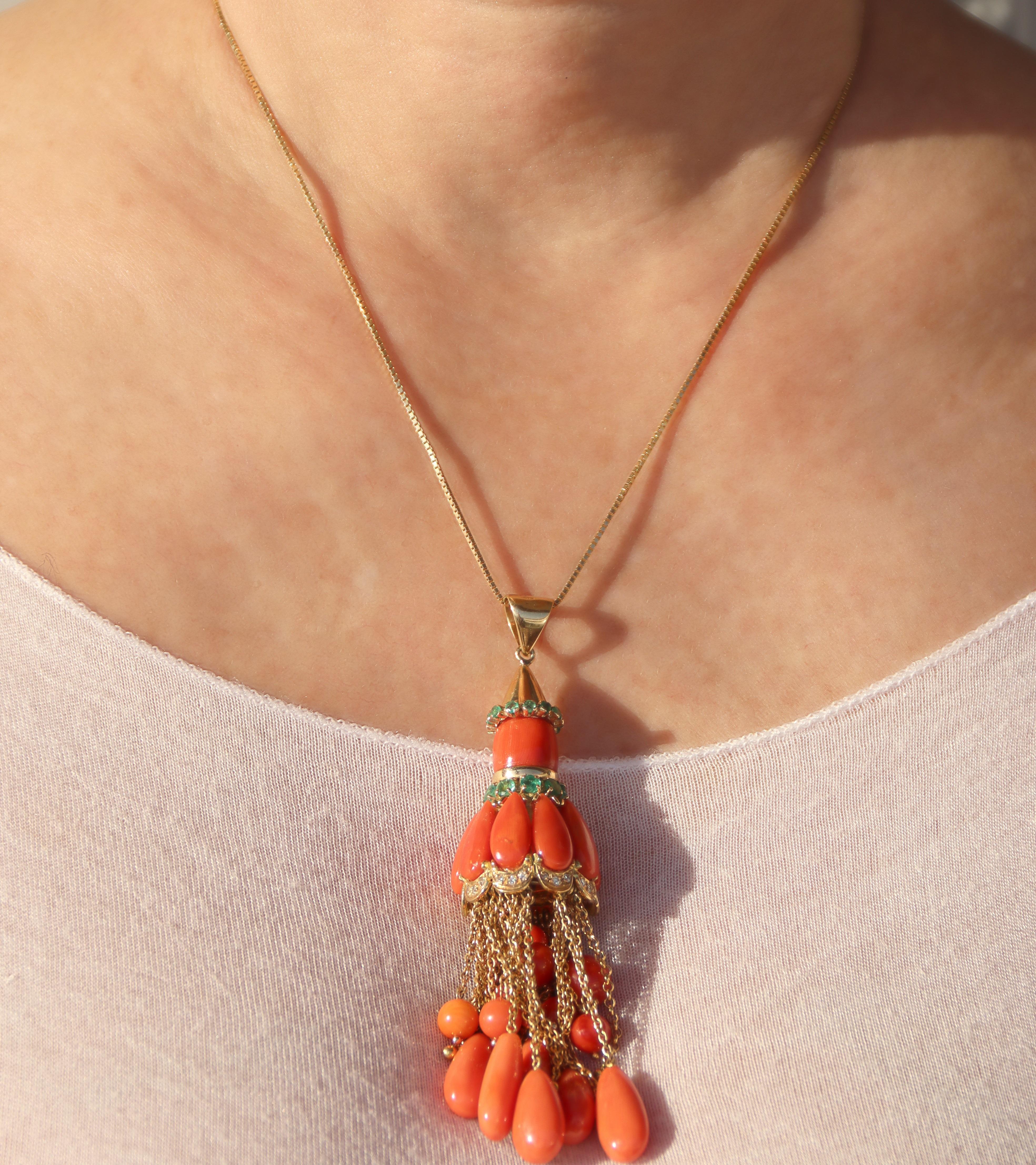 Collier pendentif en or jaune 18 carats corail émeraudes diamants en vente 7