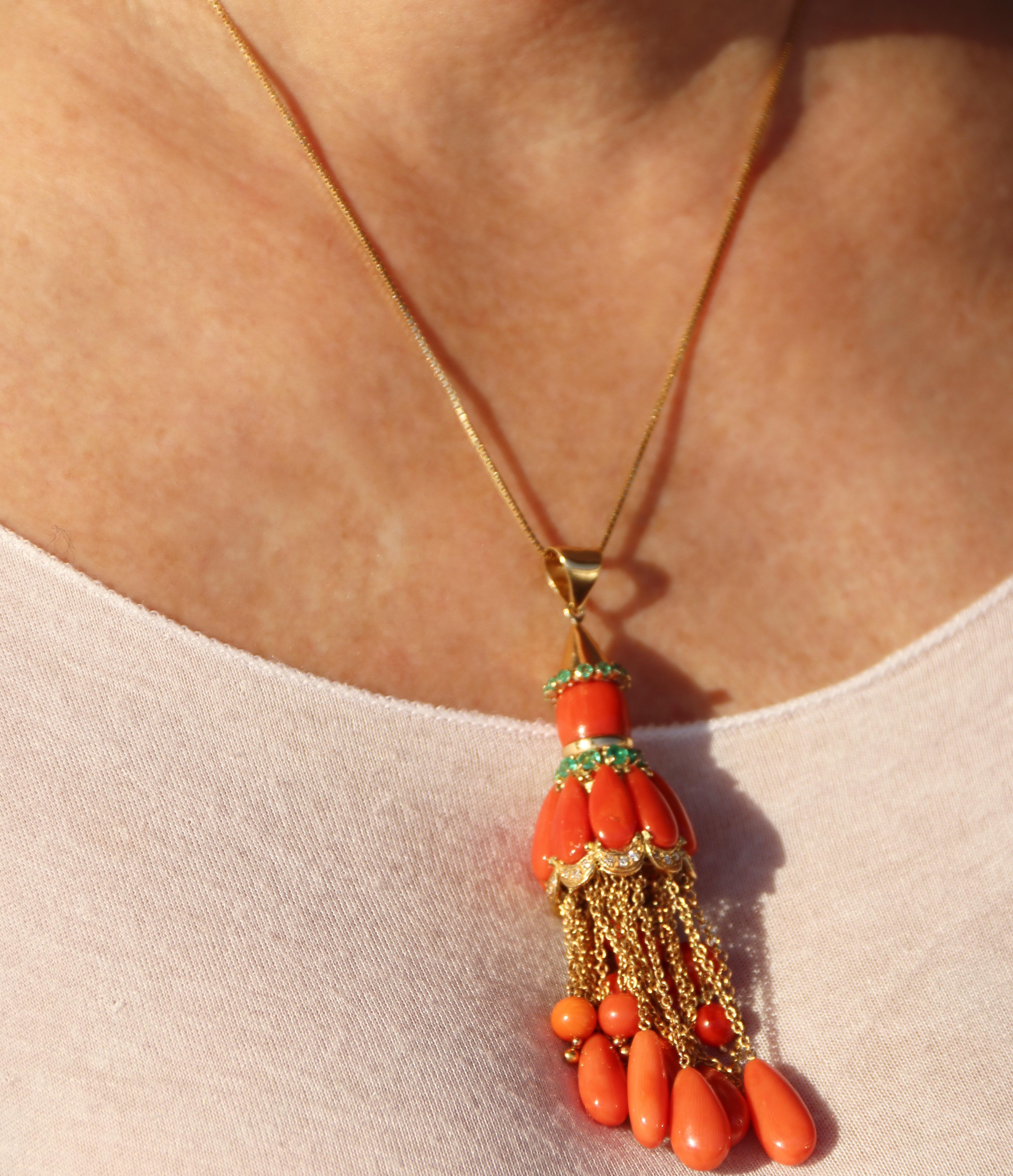 Collier pendentif en or jaune 18 carats corail émeraudes diamants en vente 8