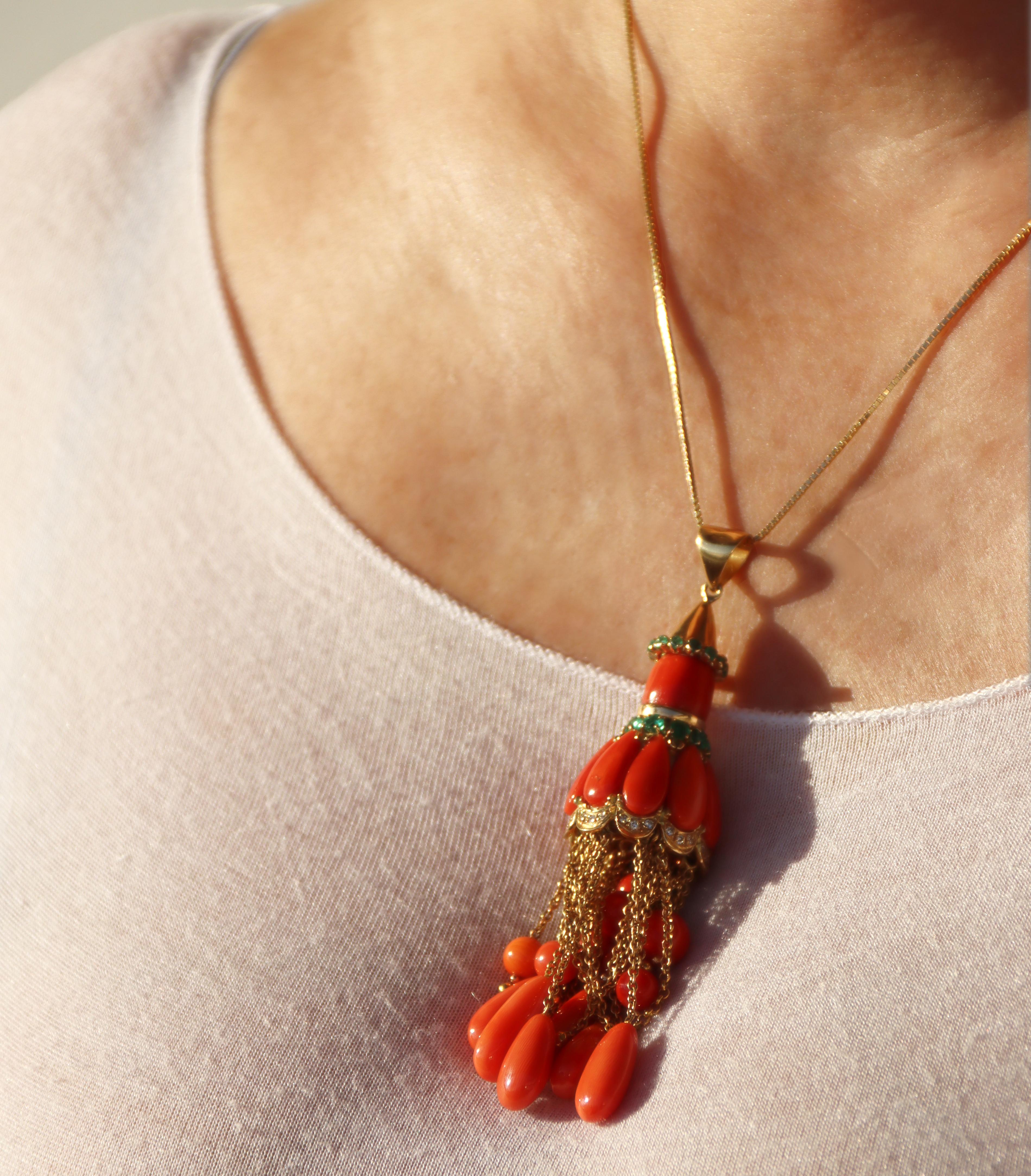 Collier pendentif en or jaune 18 carats corail émeraudes diamants en vente 9