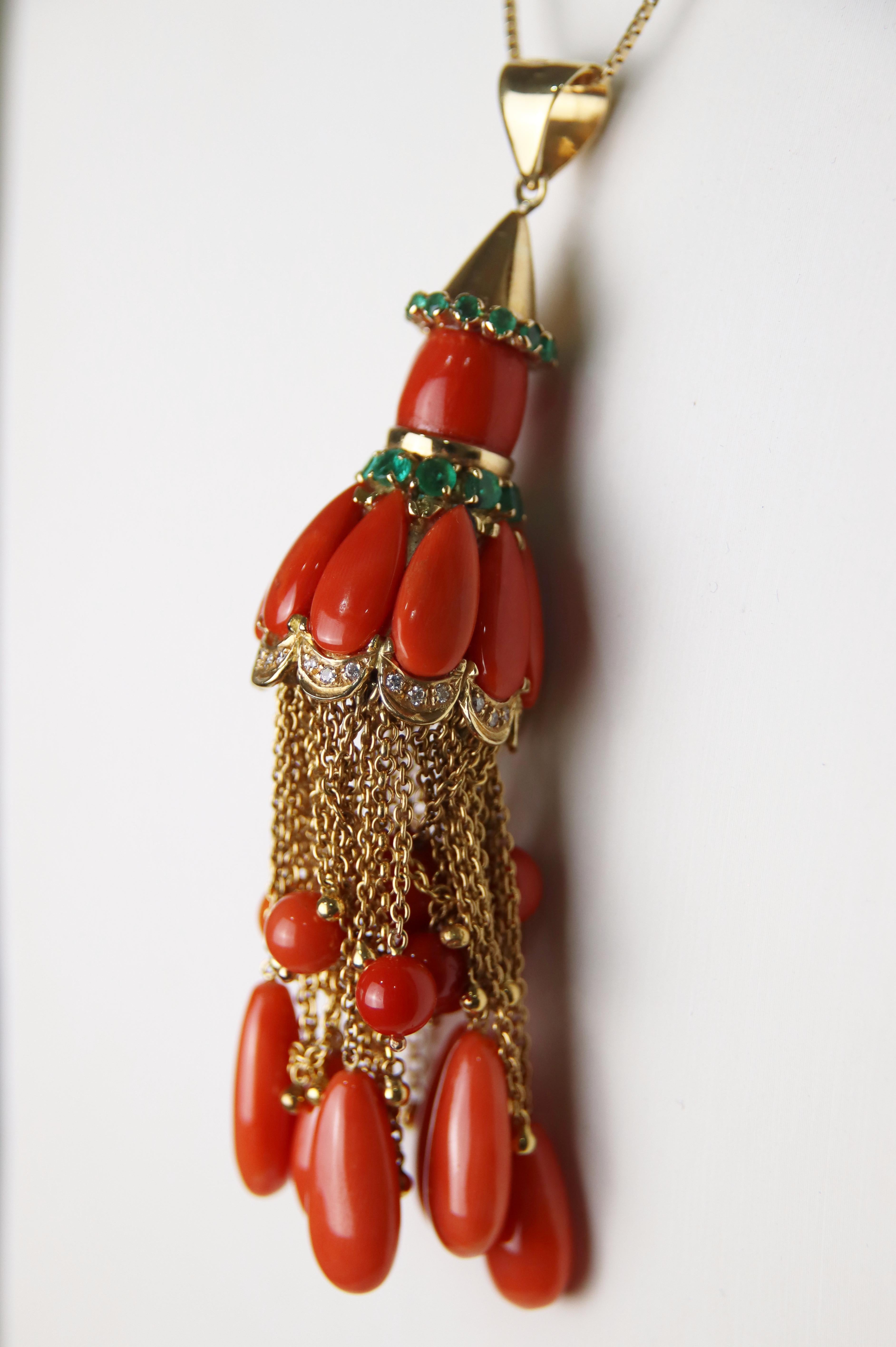 Elegant collier en or jaune 18 carats, réalisé avec une étonnante combinaison de matériaux précieux qui mettent en valeur sa beauté et son caractère unique. Le pendentif, pièce maîtresse du Jewell, est serti d'un exquis corail naturel de Sardaigne,
