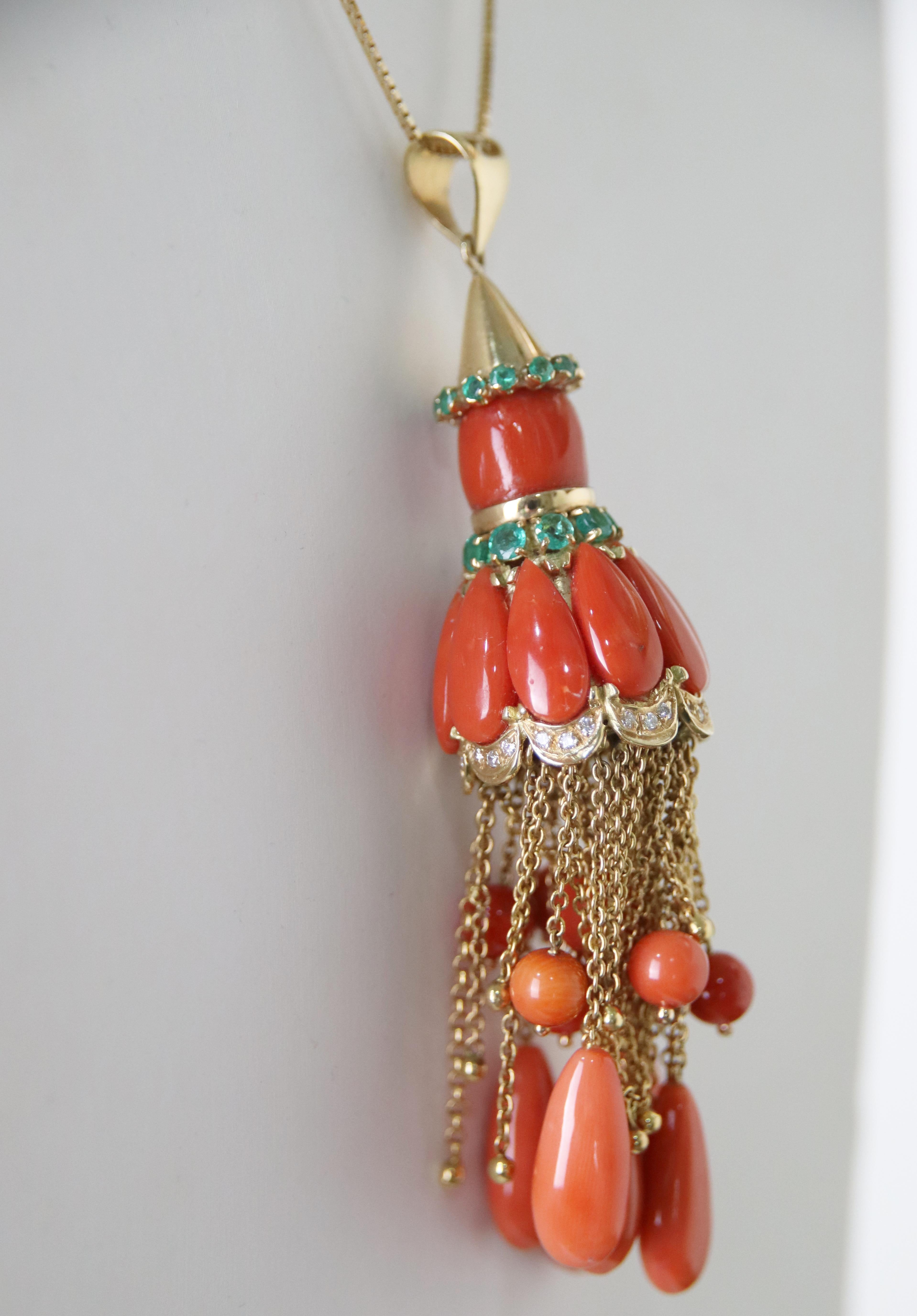 Artisan Collier pendentif en or jaune 18 carats corail émeraudes diamants en vente
