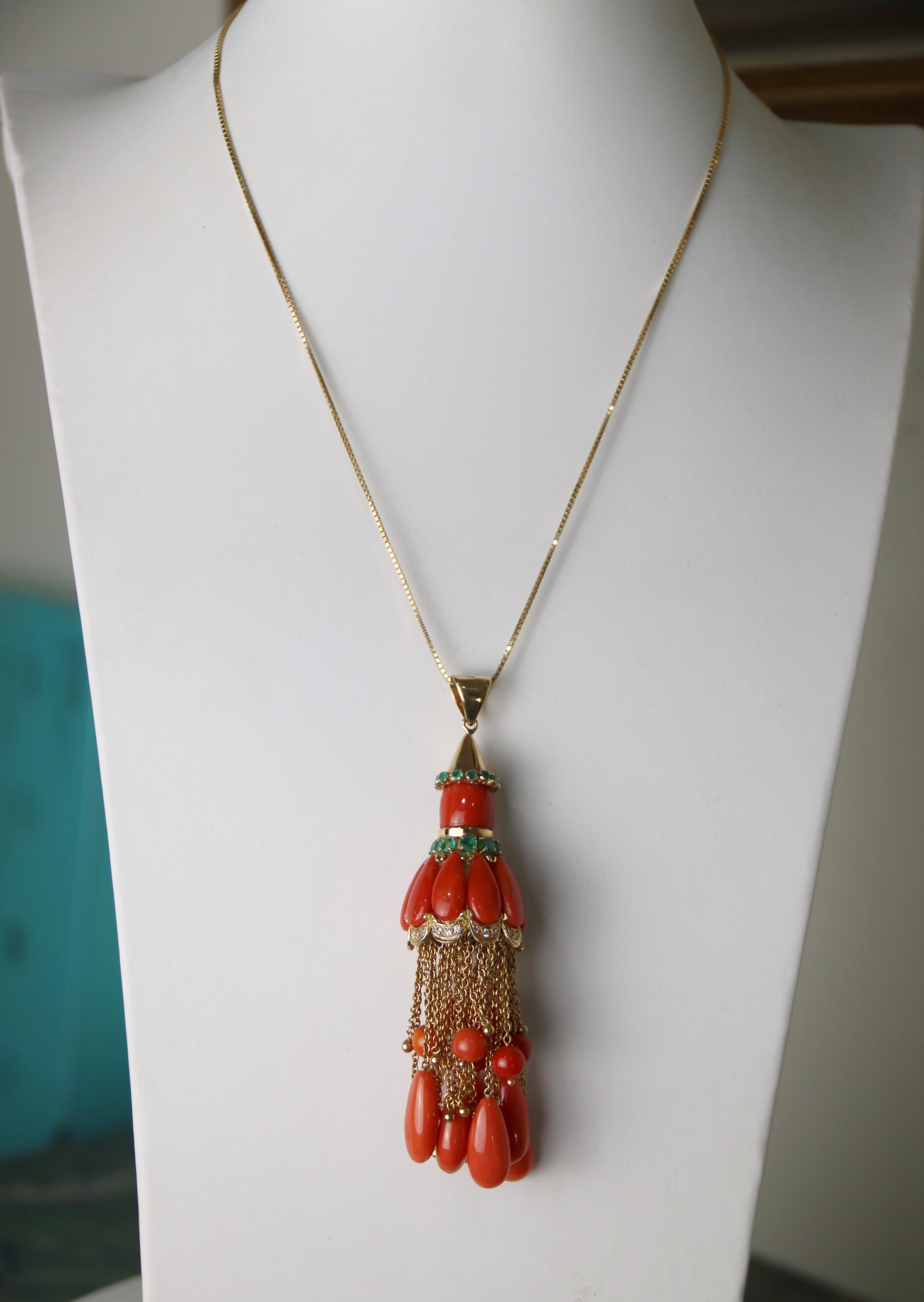 Taille brillant Collier pendentif en or jaune 18 carats corail émeraudes diamants en vente