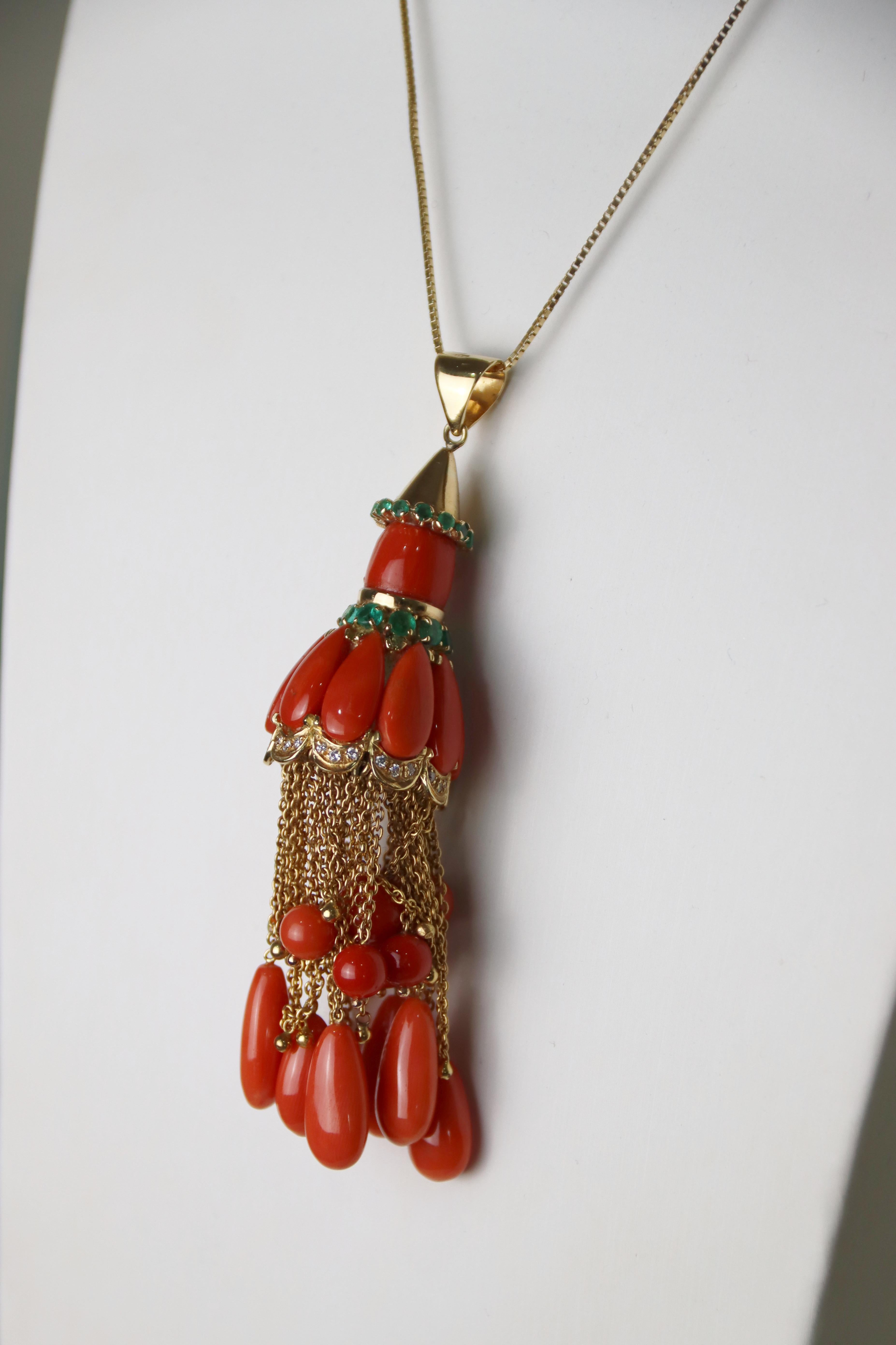 Collier pendentif en or jaune 18 carats corail émeraudes diamants Pour femmes en vente