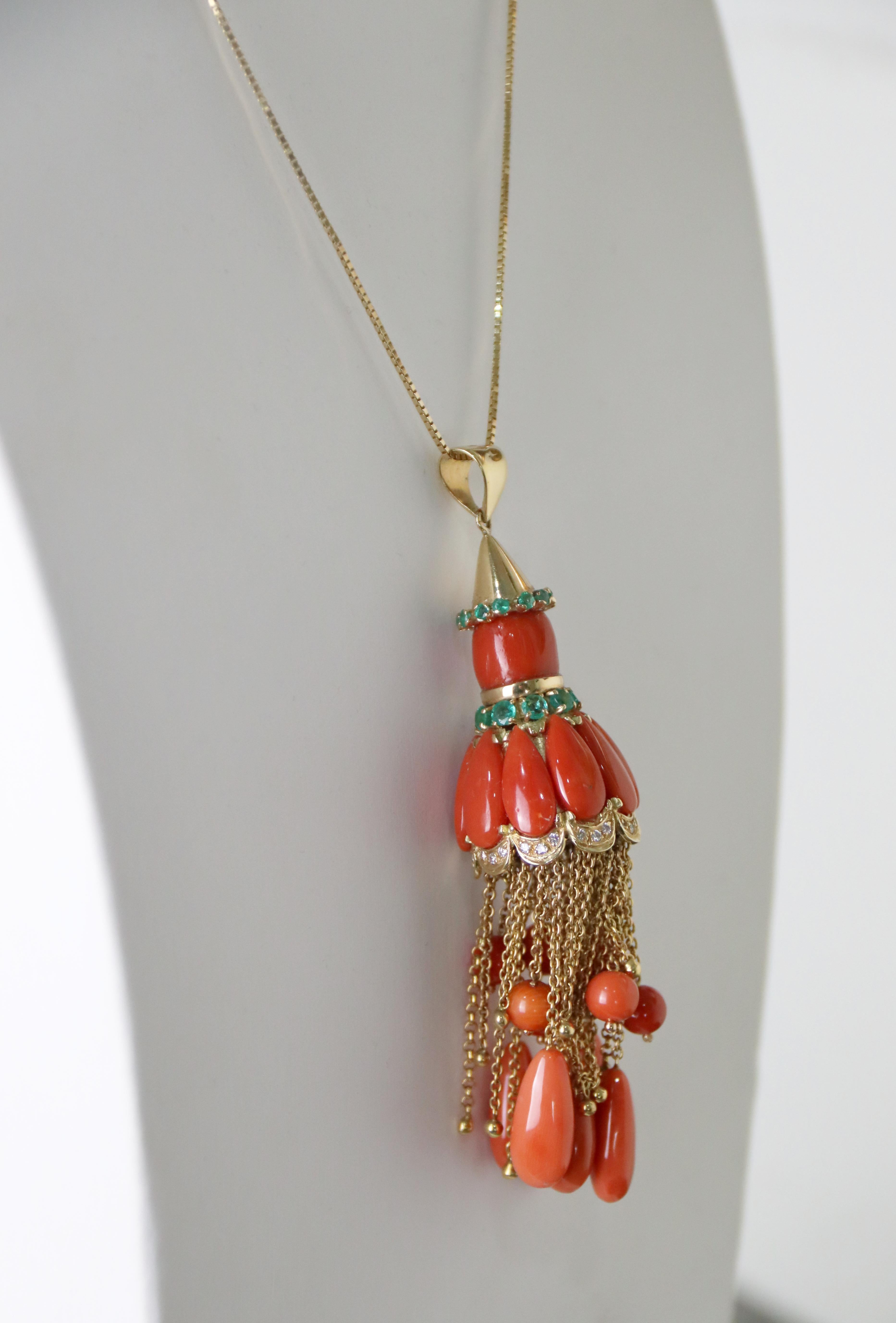 Collier pendentif en or jaune 18 carats corail émeraudes diamants en vente 1