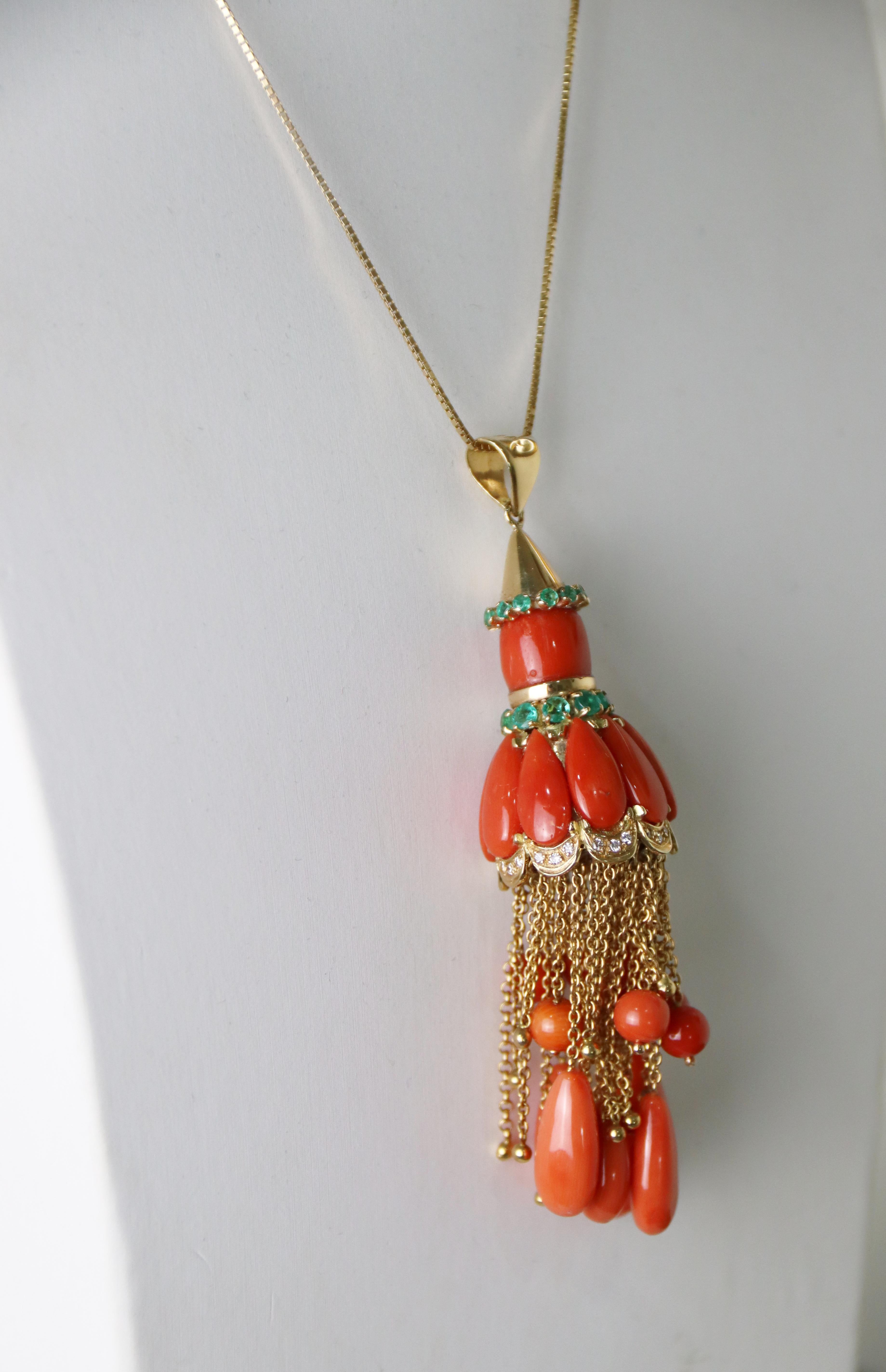 Collier pendentif en or jaune 18 carats corail émeraudes diamants en vente 3