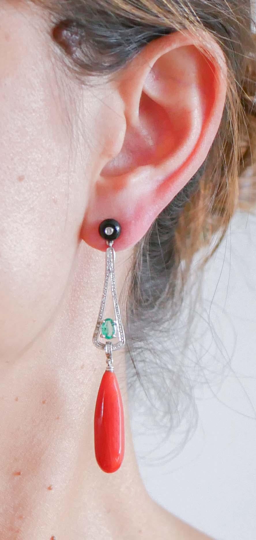 Coral, Emeralds, Diamonds, Onyx, Platinum Dangle Earrings. In Good Condition In Marcianise, Marcianise (CE)