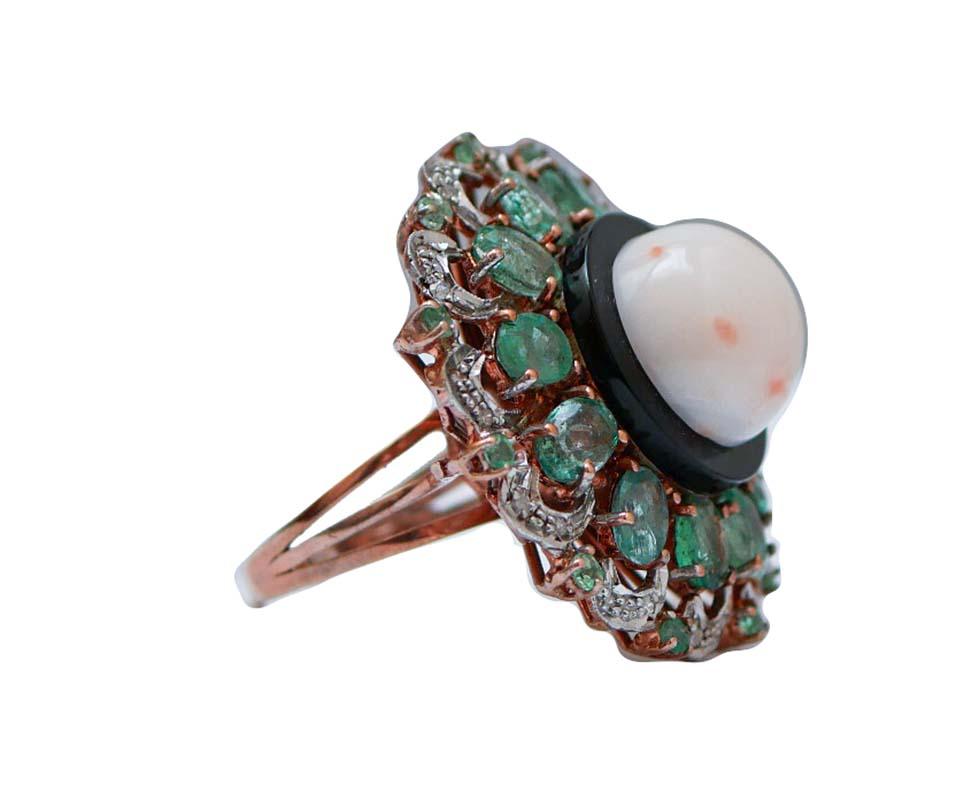 Fantastico anello in oro rosa 9 kt e struttura in argento montato con un corallo centrale circondato da una cornice di smeraldi e diamanti.
Questo anello è stato realizzato totalmente a mano da maestri orafi italiani ed è in perfette