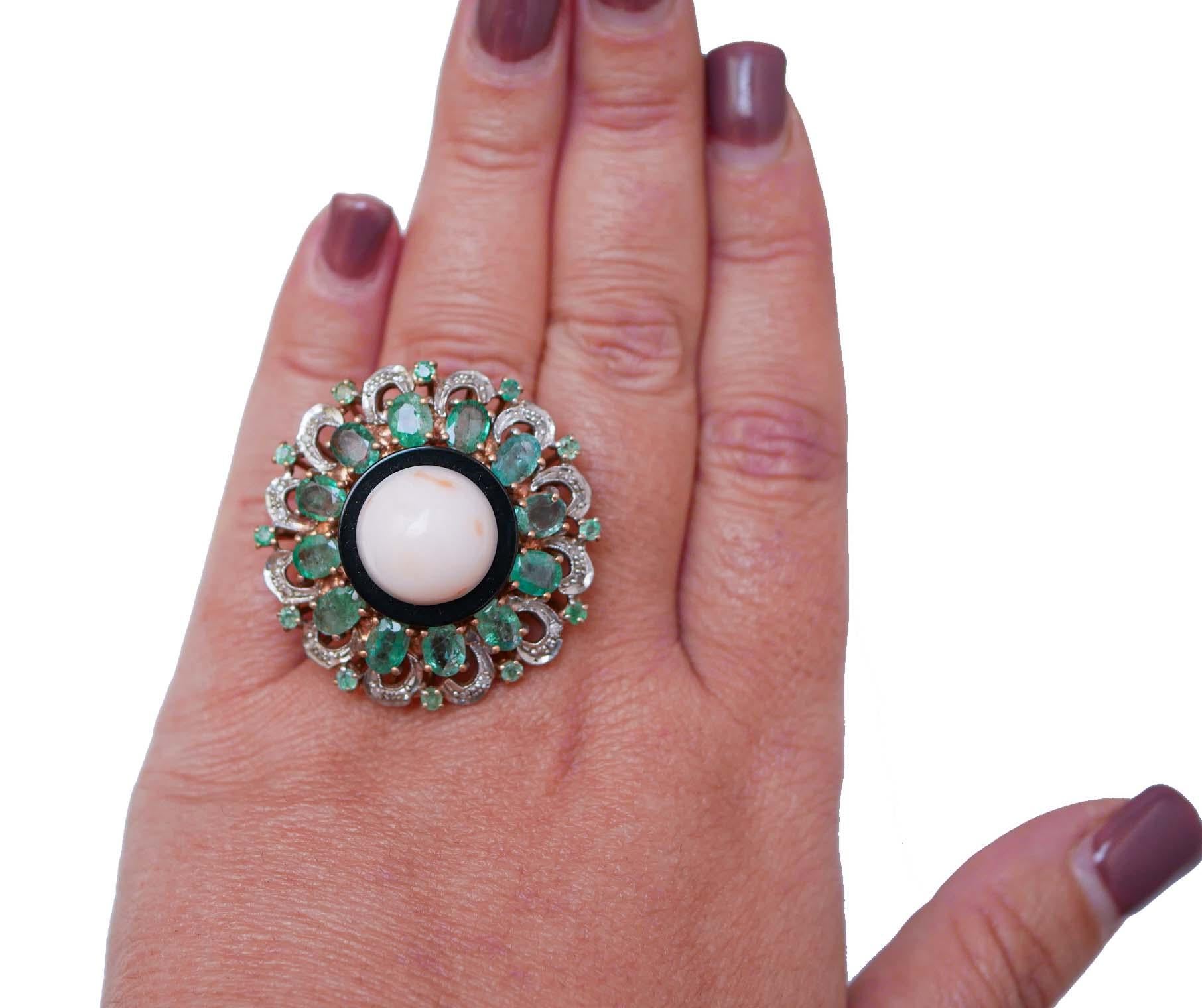Taglio misto Anello in corallo, smeraldi, diamanti, onice, oro rosa e argento. in vendita