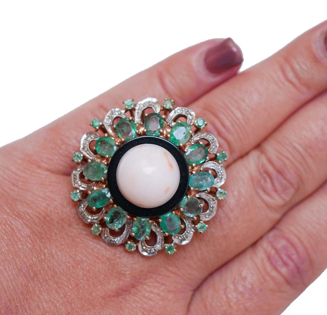 Anello in corallo, smeraldi, diamanti, onice, oro rosa e argento. In condizioni buone in vendita a Marcianise, Marcianise (CE)