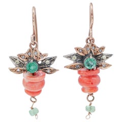 Boucles d'oreilles en corail, émeraudes, diamants, or rose et argent