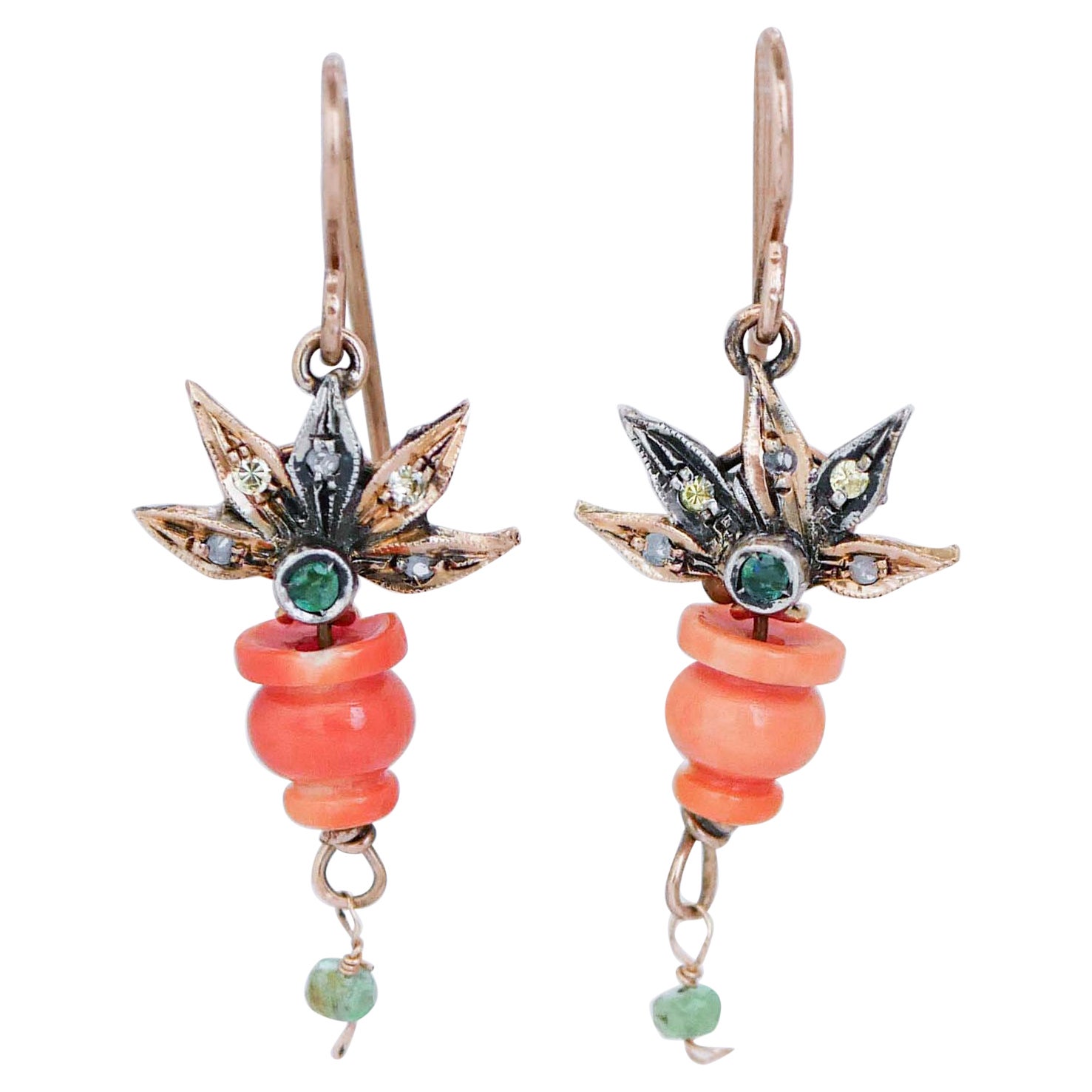 Boucles d'oreilles en corail, émeraudes, diamants, or rose et argent.