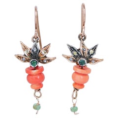 Boucles d'oreilles en corail, émeraudes, diamants, or rose et argent.