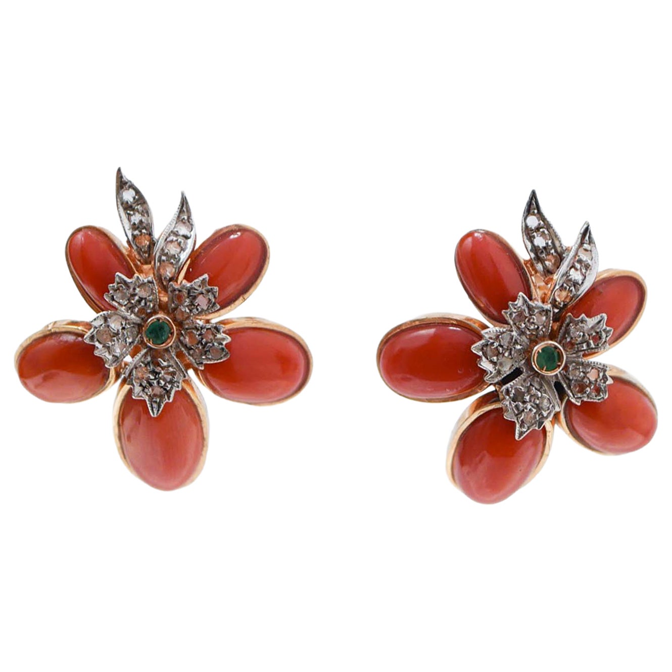Orecchini in corallo, smeraldi, diamanti, oro rosa e argento.
