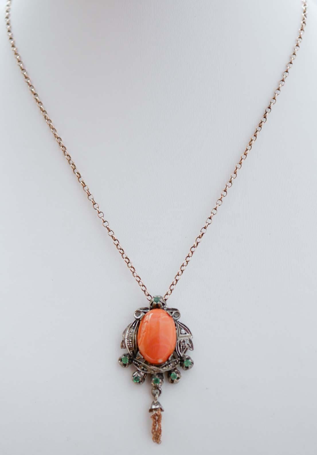 Retrò pendant in 9 kt rose gold and silver structure mounted with a central coral surrounded by diamonds and emeralds. The pendant will come with a rubber chain.
This pendant was totally handmade by Italian master goldsmiths and it is in perfect