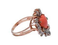 Anello in corallo, smeraldi, diamanti, oro rosa e argento.