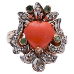 Anello in corallo, smeraldi, diamanti, oro rosa e argento.