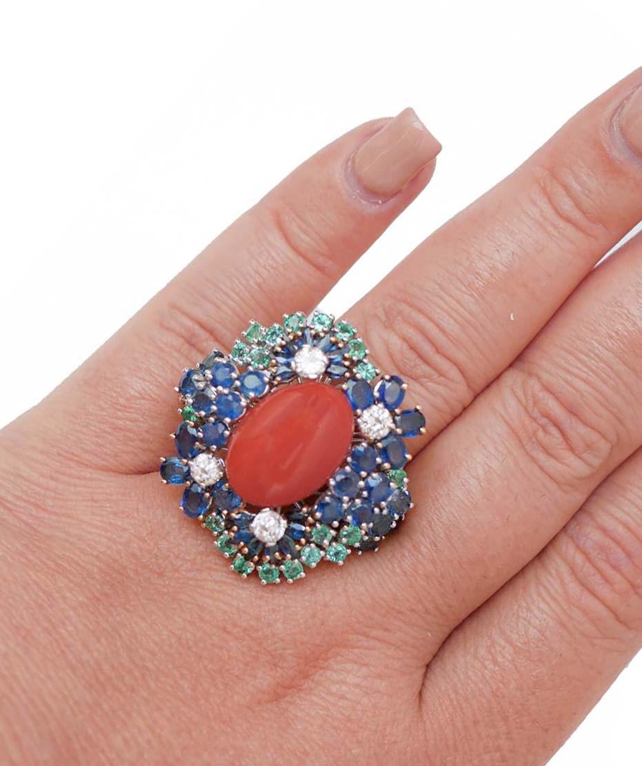 Coral, Emeralds, Diamonds, Sapphires, 14 Karat White Gold Ring. In Good Condition For Sale In Marcianise, Marcianise (CE)