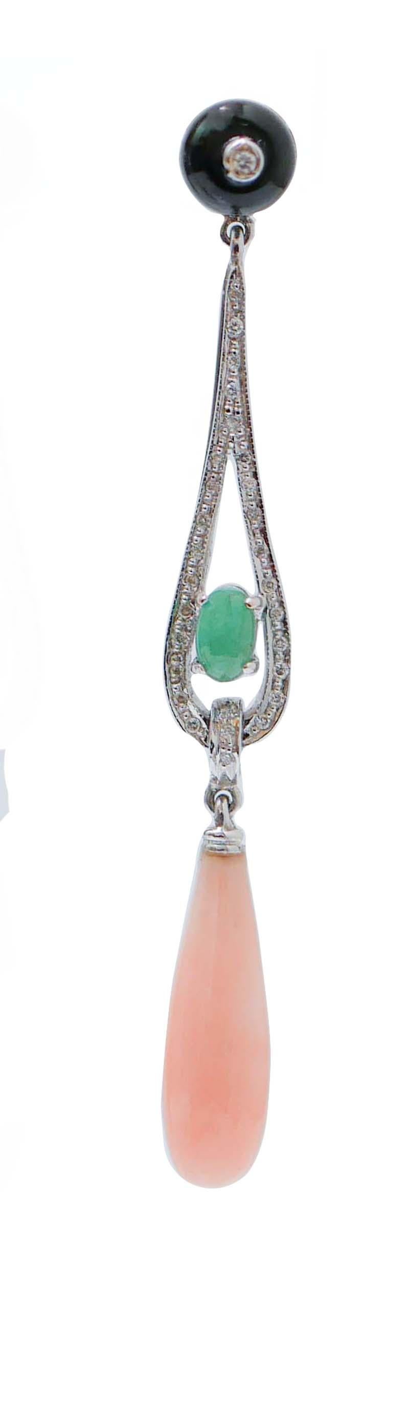 Amazing dangle earrings in platinum structure mounted with an onyx and a diamond in the upper part;for all the lenght, diamonds with an emerald and, as pendant, a drop coral.
These earrings were totally handmade by Italian master goldsmiths and they