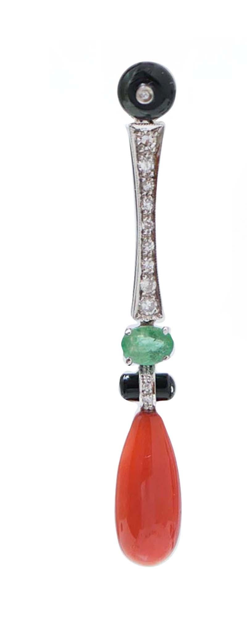 Incredibili orecchini pendenti con struttura in platino montati con un onice rotondo e un diamante nella parte superiore; al centro, diamanti e uno smeraldo.
In basso, un'onice e un corallo a goccia.
Diamanti  0,50 ct
Smeraldi 1.00 carati
Onice 0.60