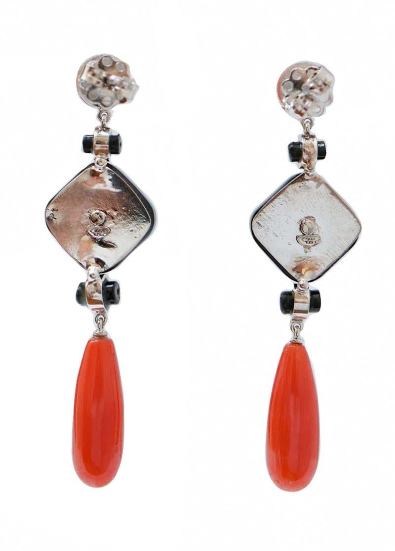 Coral, Emeralds, Onyx, Diamonds, Platinum Earrings. (Retro) im Angebot