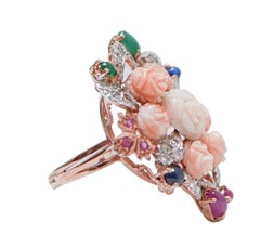 Anillo de coral, esmeraldas, rubíes, diamantes, zafiros, oro rosa y plata.