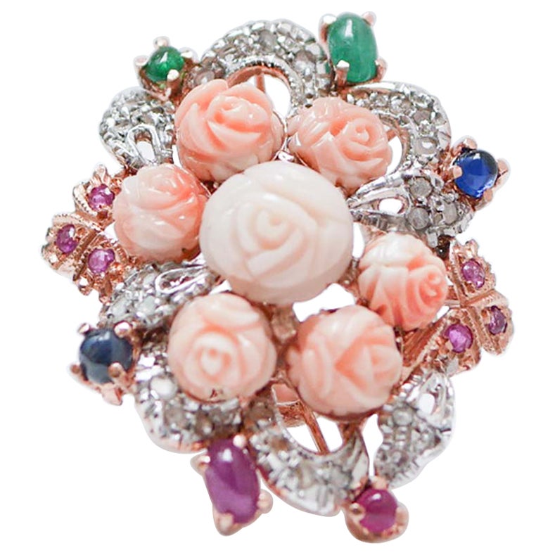 Ring aus Korallen, Smaragden, Rubinen, Diamanten, Saphiren, Roségold und Silber.