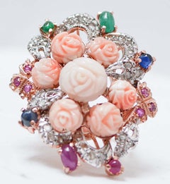 Anillo de coral, esmeraldas, rubíes, diamantes, zafiros, oro rosa y plata.