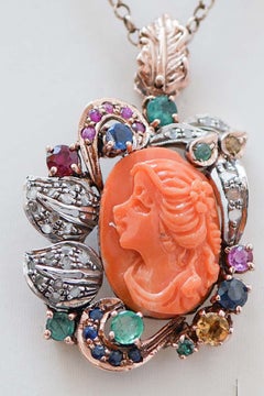 Colgante de Coral, Esmeraldas, Rubíes, Zafiros, Diamantes, Oro Rosa y Plata.