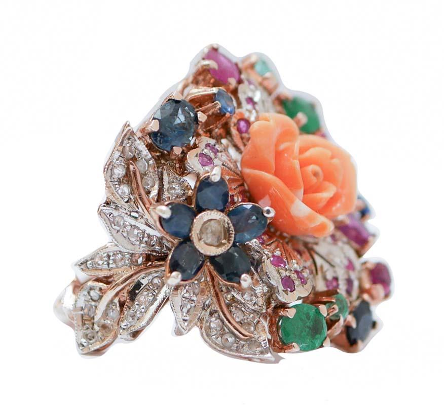 Erstaunlicher Ring aus 9 kt Roségold und Silber mit einer zentralen Korallenblüte, umgeben von Diamanten, Smaragden, Rubinen und Saphiren.
Dieser Ring wurde vollständig von italienischen Goldschmiedemeistern handgefertigt und befindet sich in