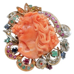 Anello in corallo, smeraldi, rubini, zaffiri, diamanti, oro rosa e argento.