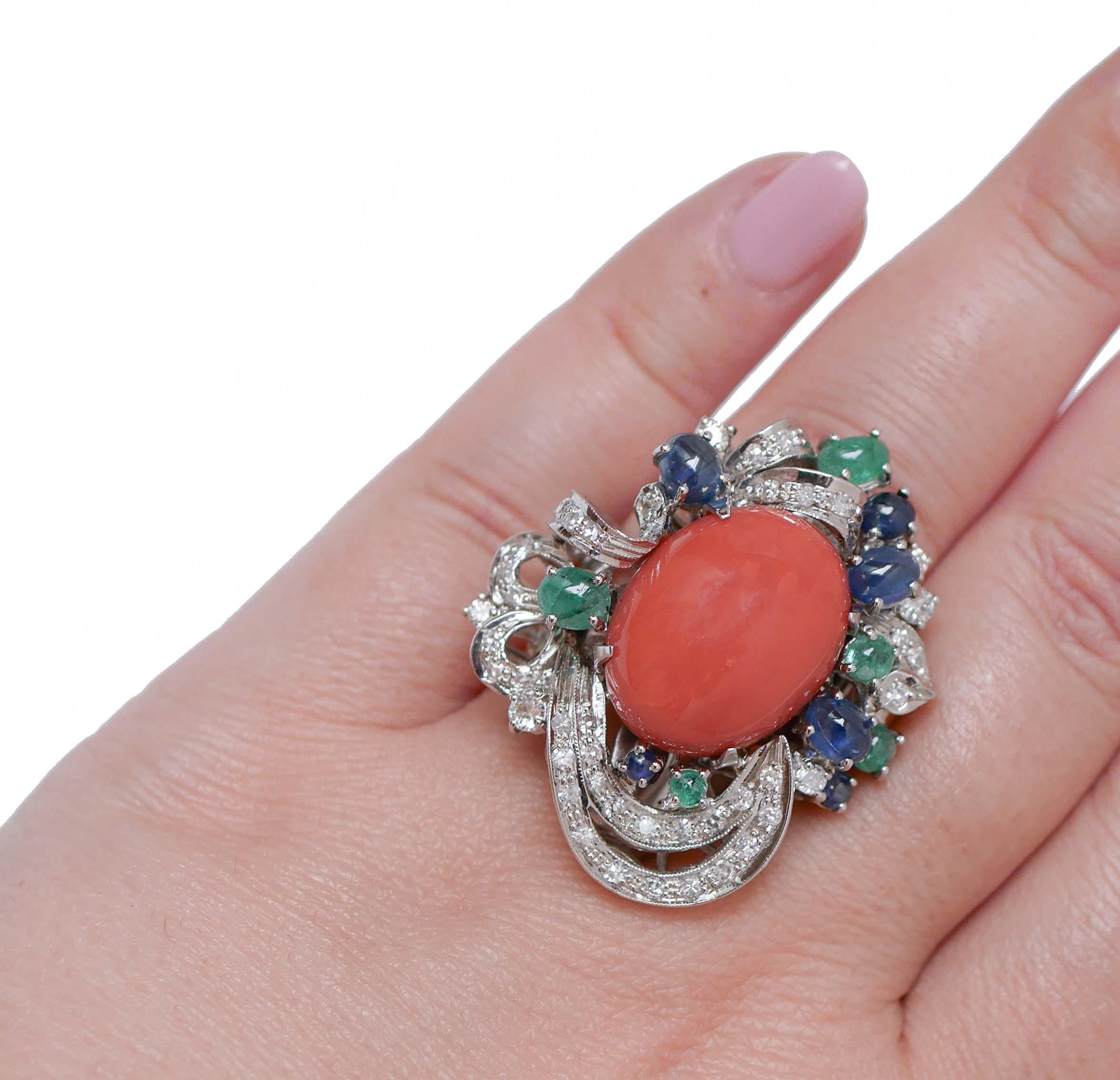 Coral, Emeralds, Sapphires, Diamonds, 14 Karat White Gold Ring. In Good Condition For Sale In Marcianise, Marcianise (CE)
