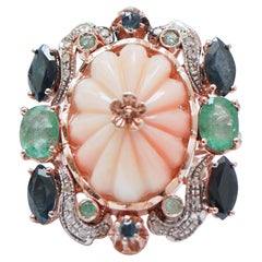 Anello in corallo, smeraldi, zaffiri, diamanti, oro rosa e argento.