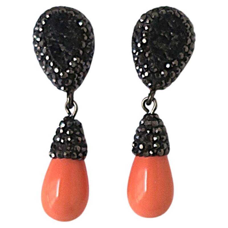 Boucles d
oreilles percées en Corail-Esque, Circa Late-20th Century en vente