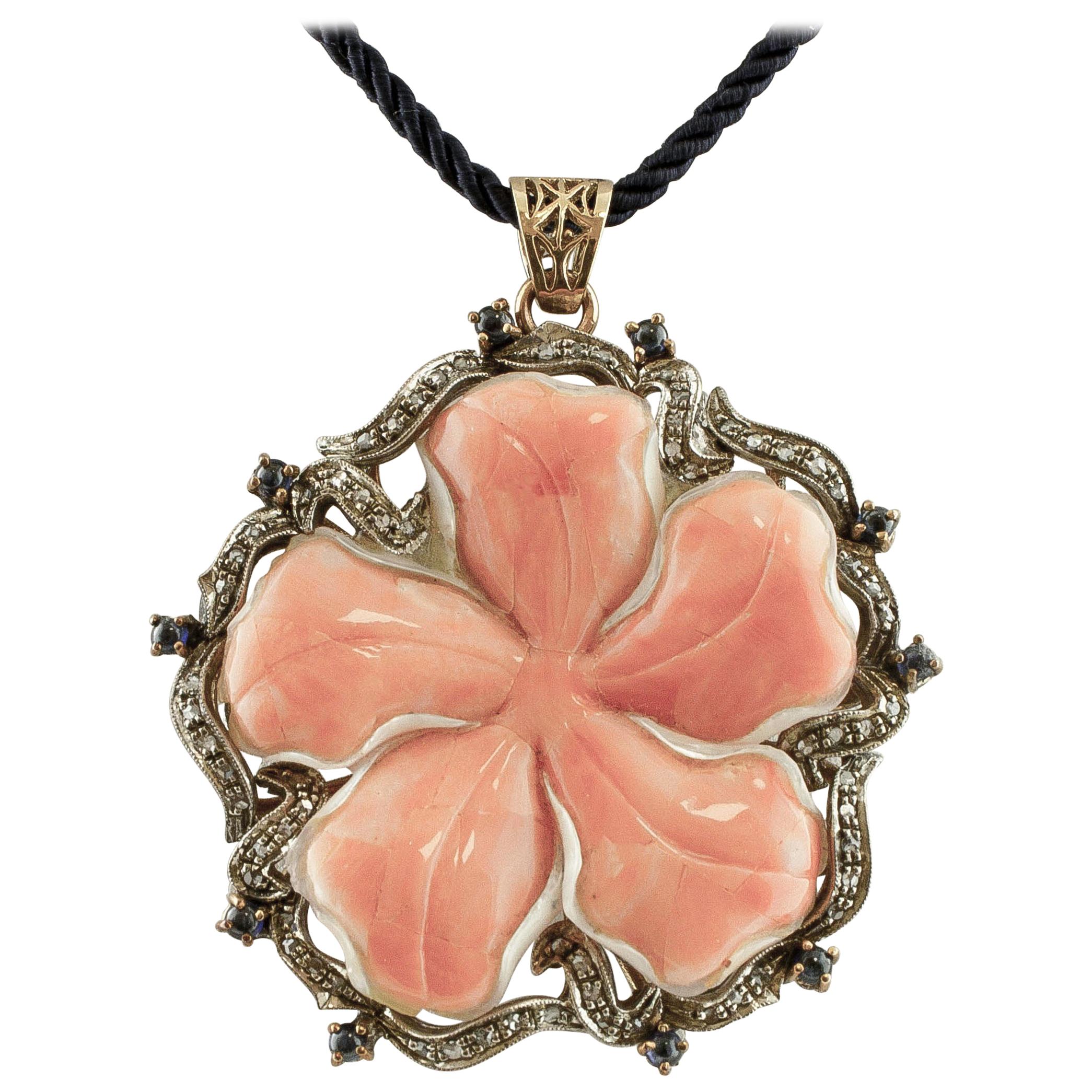 Pendentif en or rose et argent avec fleur en corail orange/rose, diamants et saphirs