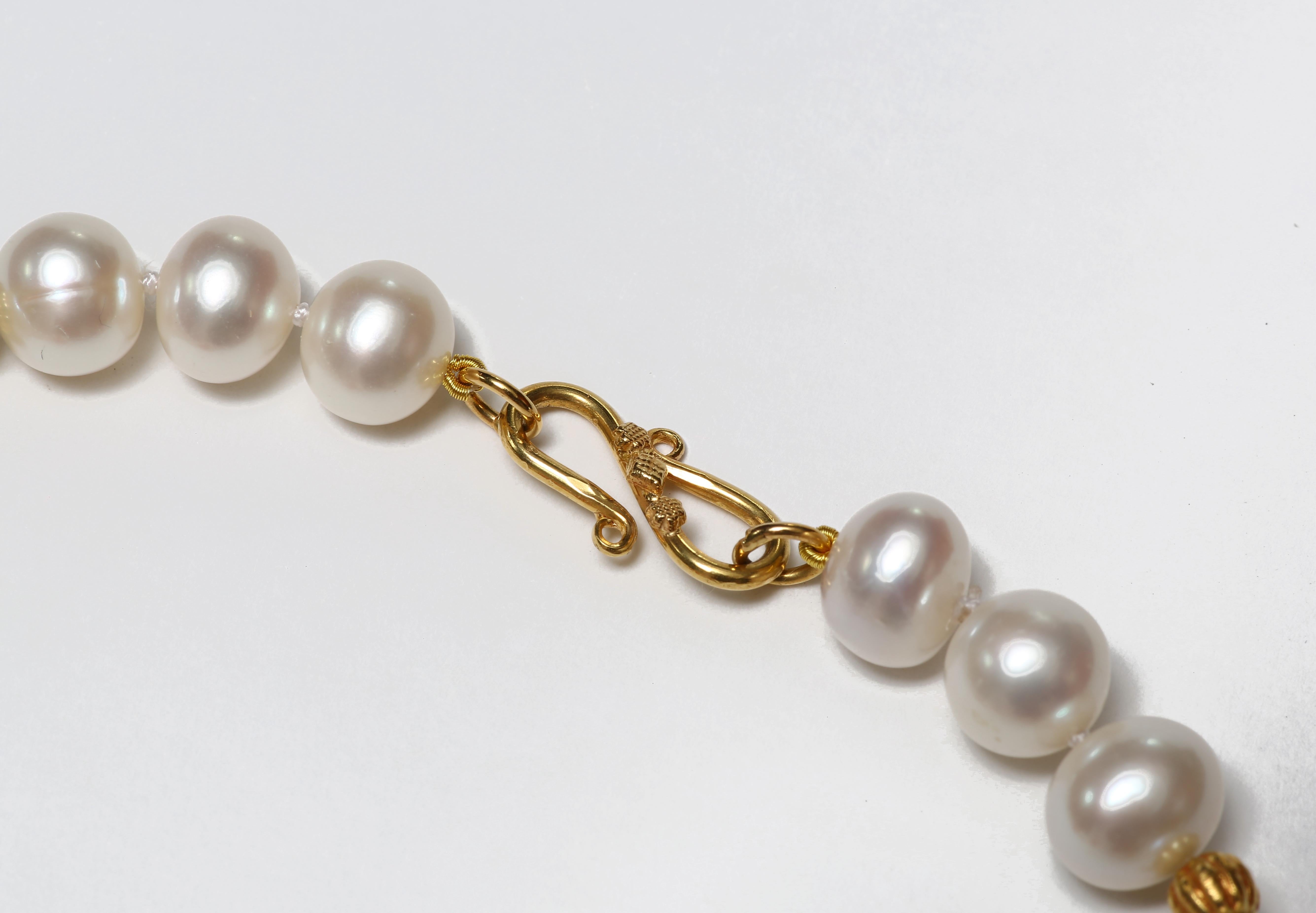 Coral, Freshwater Pearl and Gold Necklace In New Condition For Sale In Central, HK