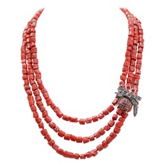 Collar de varias vueltas de coral, granates, diamantes, oro rosa y plata.