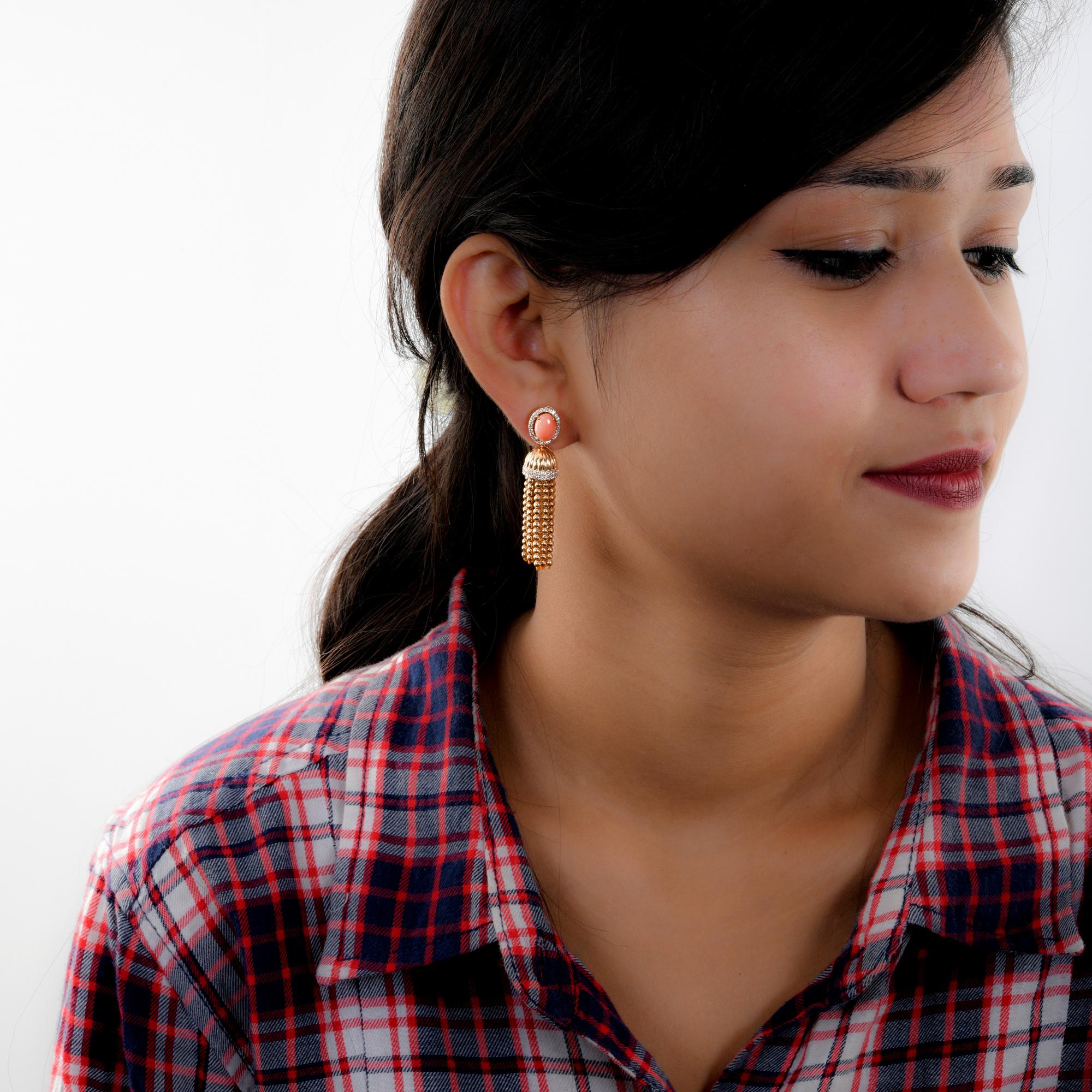 Moderne Boucles d'oreilles pendantes en or jaune 14 carats avec corail, pierres précieuses et diamants en vente