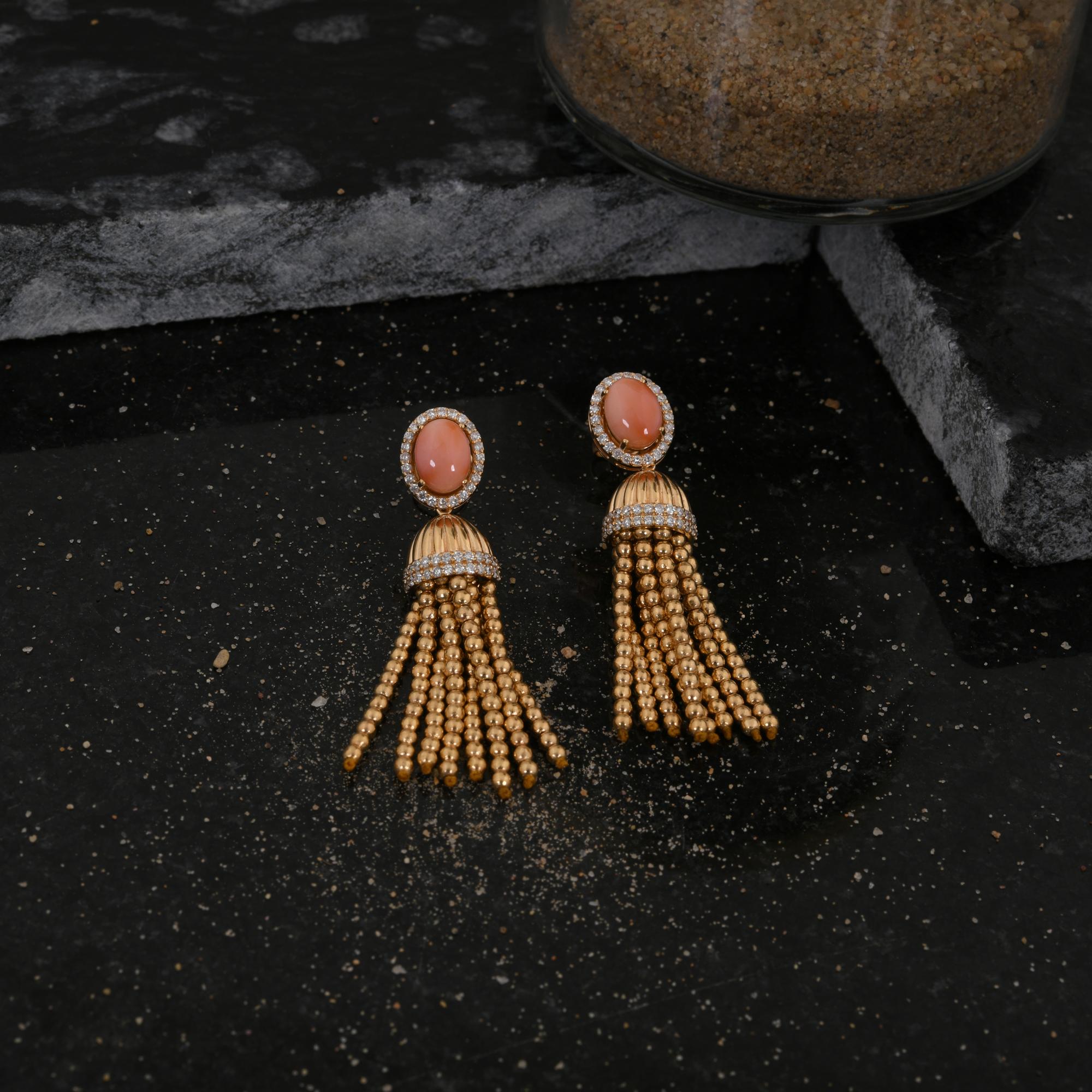 Moderno Orecchini pendenti con gemma di corallo Diamante Oro giallo 18 carati Nappina Gioielli di pregio in vendita