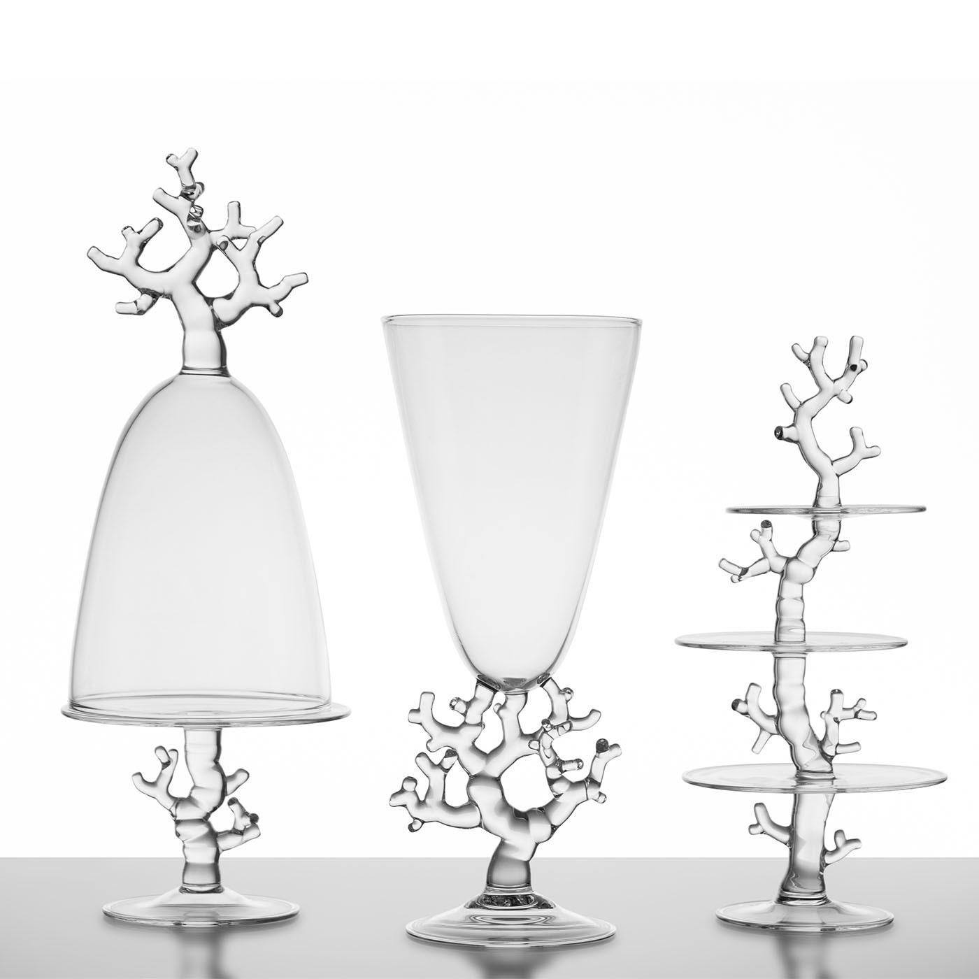 Parte della Coral Collection, il vaso Coral trasforma l'intricata bellezza del corallo in una splendida opera in vetro. Questa collezione rende omaggio alla maestosa vita marina, catturando l'essenza delicata ma vitale delle barriere coralline. Ogni