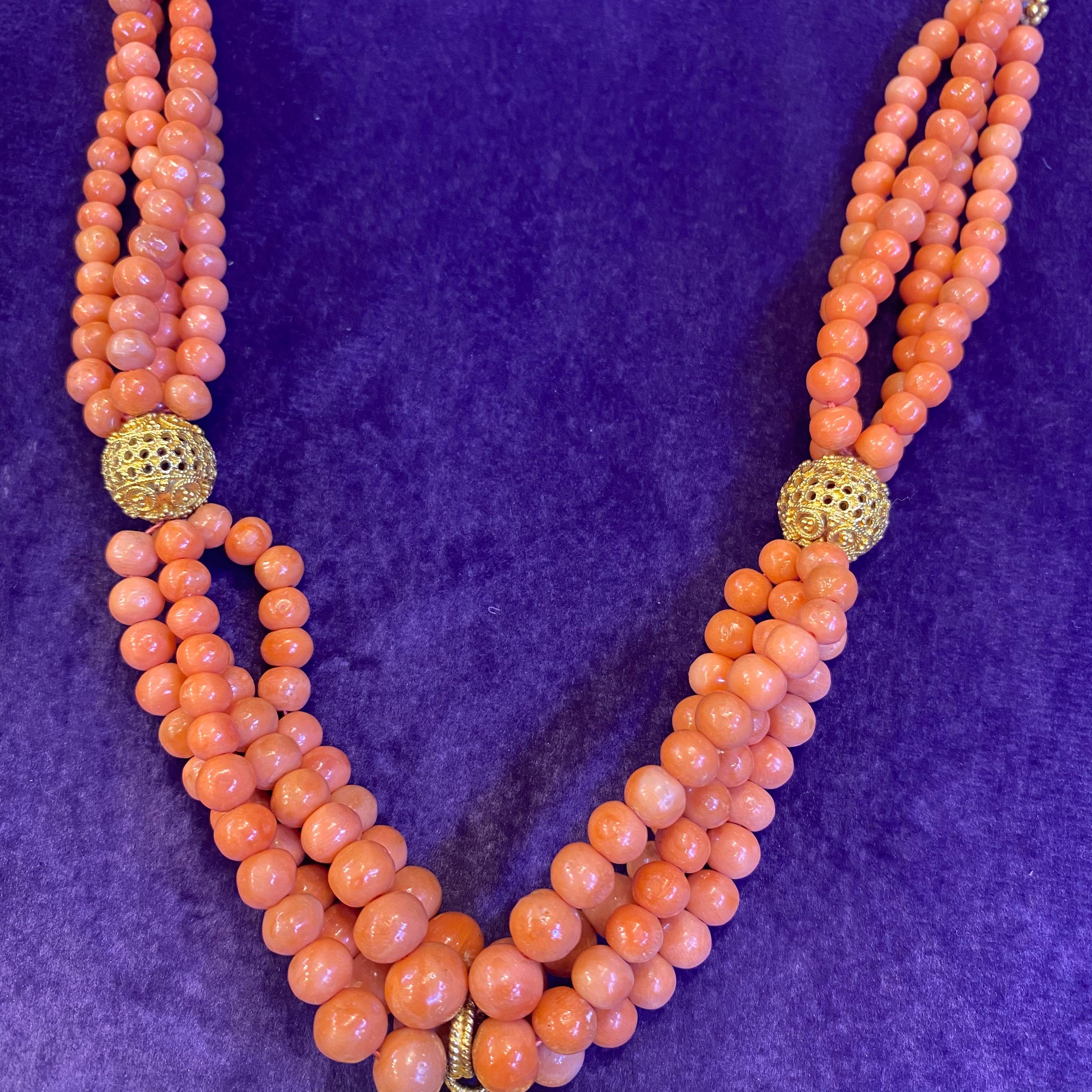 Collana con ciondolo a forma di pesce a più fili in corallo e oro In condizioni ottime in vendita a New York, NY