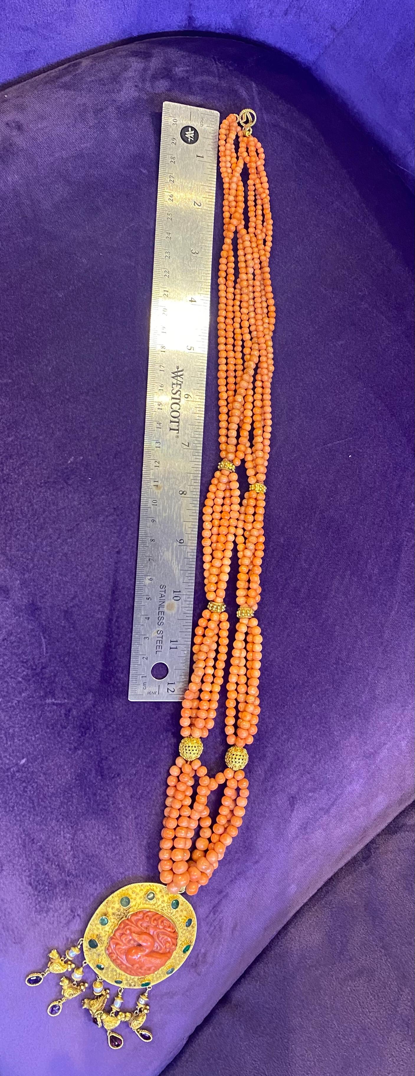 Collana con ciondolo a forma di pesce a più fili in corallo e oro in vendita 3