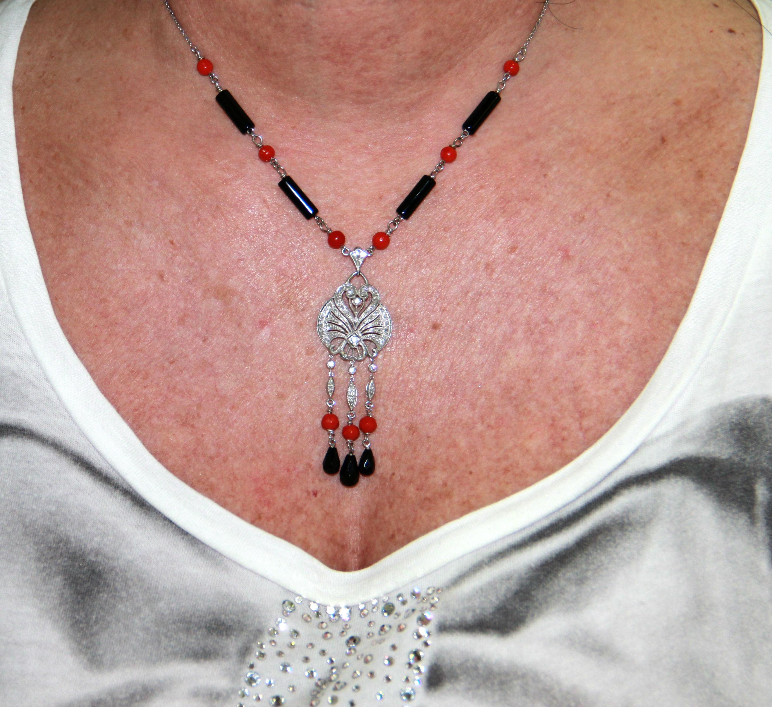 Halskette mit Anhänger, Koralle 18 Karat Weißgold Onyx Diamanten (Kunsthandwerker*in) im Angebot