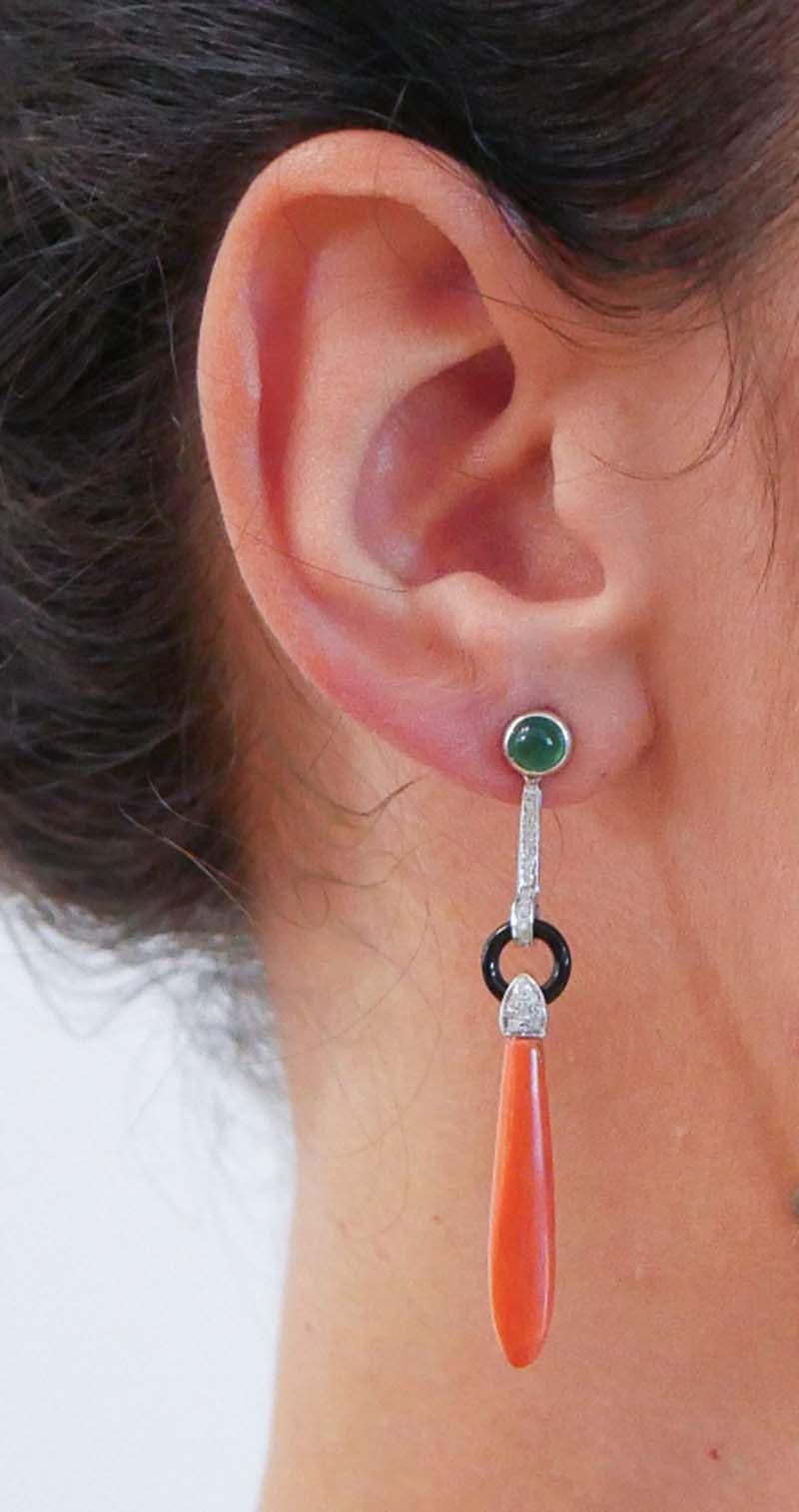 Coral, Green Agate, Diamonds, Onyx, Platinum Dangle Earrings. In Good Condition For Sale In Marcianise, Marcianise (CE)