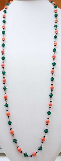 Corallo, agata verde, cristallo di rocca, onice, diamanti, collana in oro rosa.