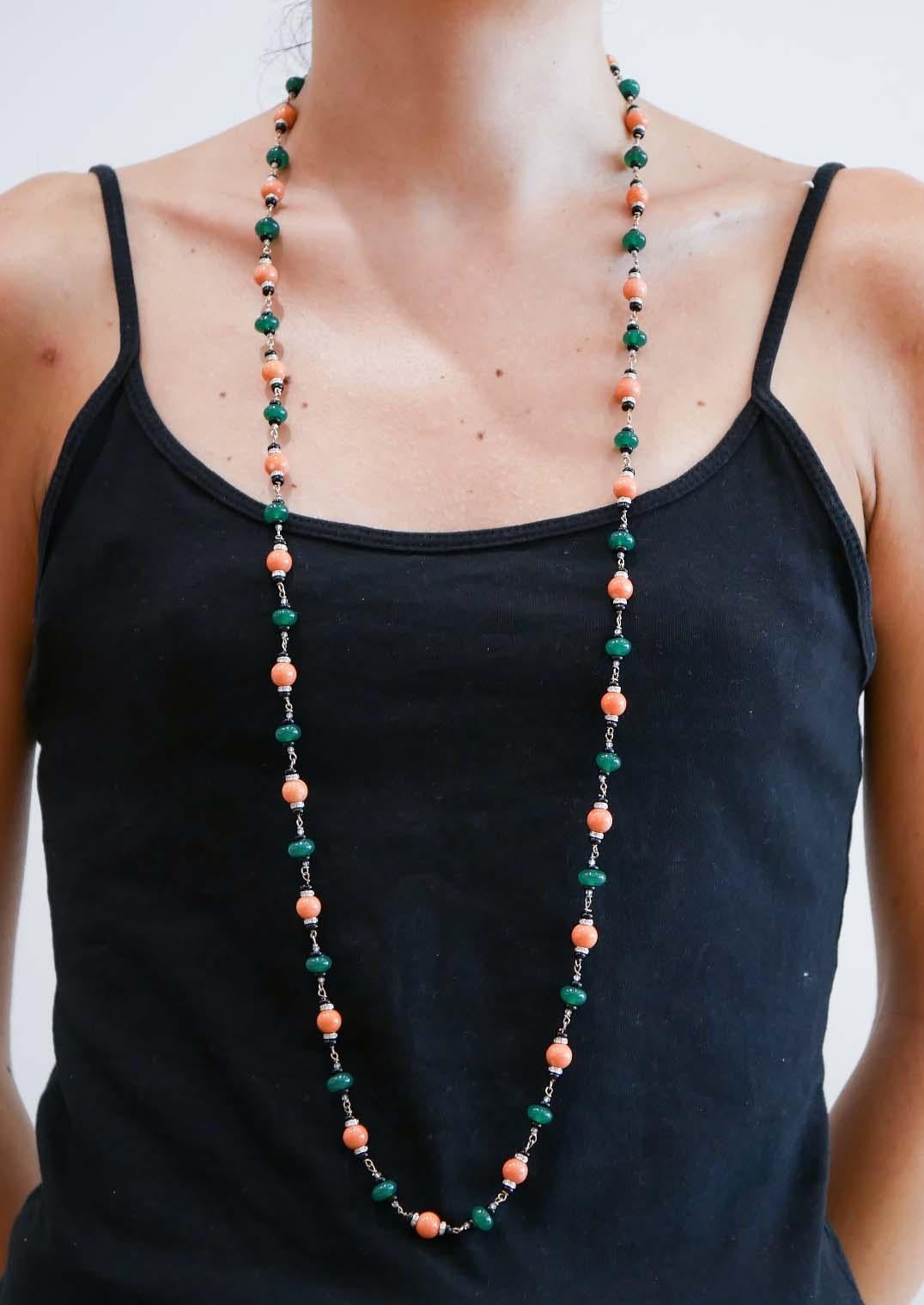 Koralle, Grüner Achat, Bergkristall, Onyx, Diamanten, Rose Gold Halskette. (Retro) im Angebot