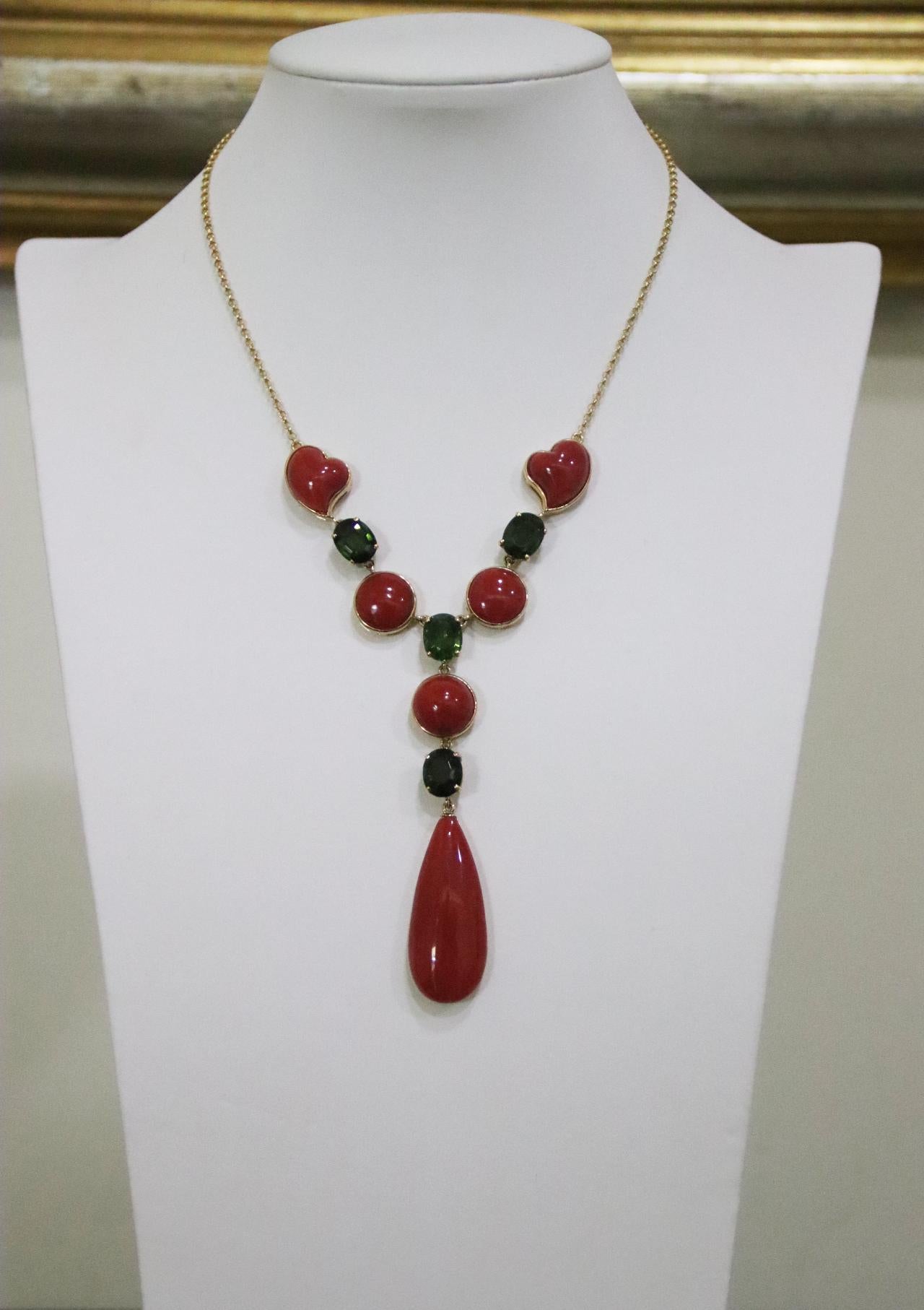 Collier en goutte en or jaune 18 carats avec corail et tourmaline verte en vente 1