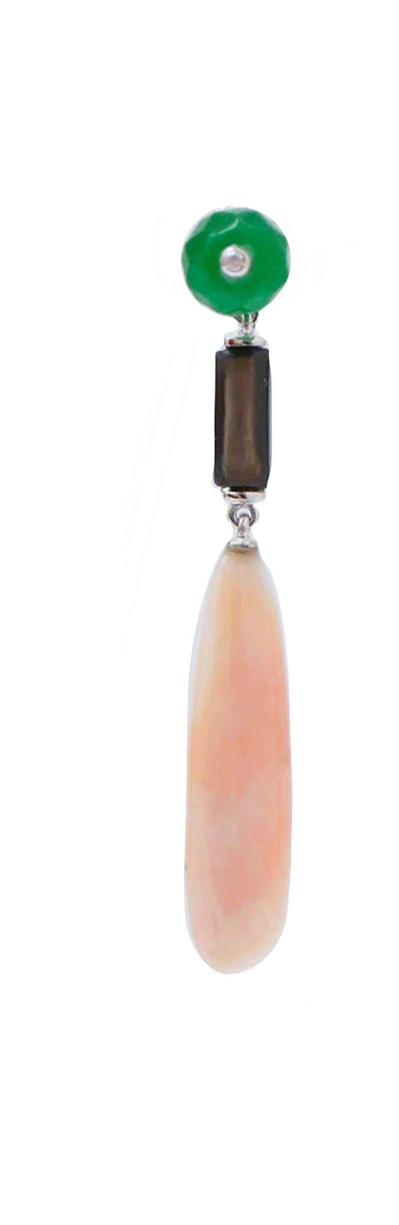 Beautiful earrings in platinum structure mounted with a jade with a diamond on it in the upper part; in the middle, a black stone and, as pendant, a drop coral.
Diamonds 0.03 ct
Jade and Black Stones 0.80 gr
Coral 2.30 gr
Total Weight 5.10 gr
RF 