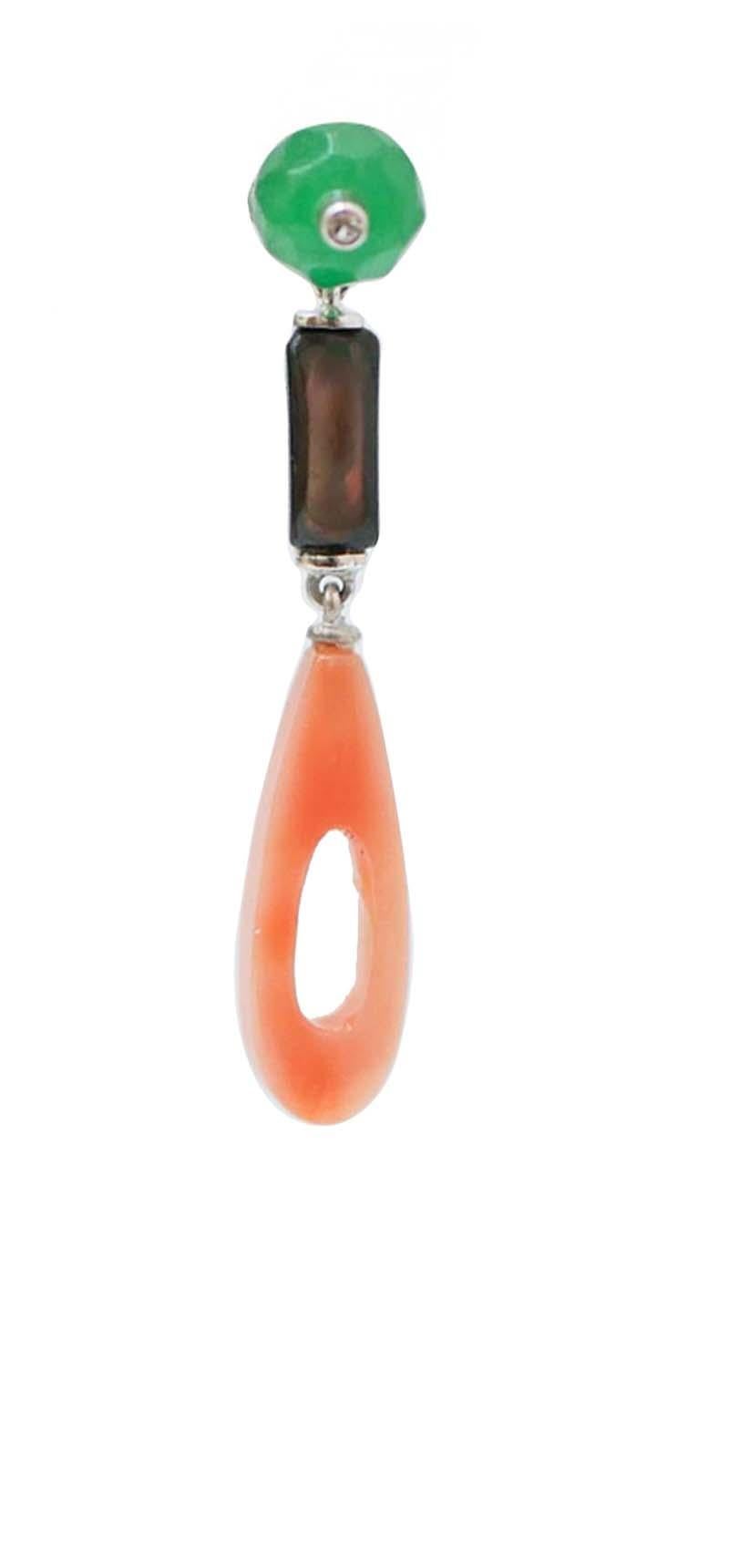 Incredibili orecchini con struttura in platino montati con una giada con un diamante nella parte superiore; al centro, una pietra nera e, come pendente, un corallo.
Diamanti 0,03 ct
Giada e pietre nere 0,80 gr
Corallo 0.90 gr
Peso totale 3.70 gr
RF 